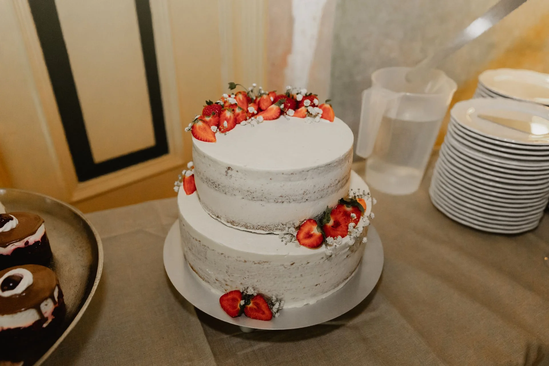 Zweistöckige Hochzeitstorte mit Erdbeeren bei Hochzeitsfeier in Lüneburg