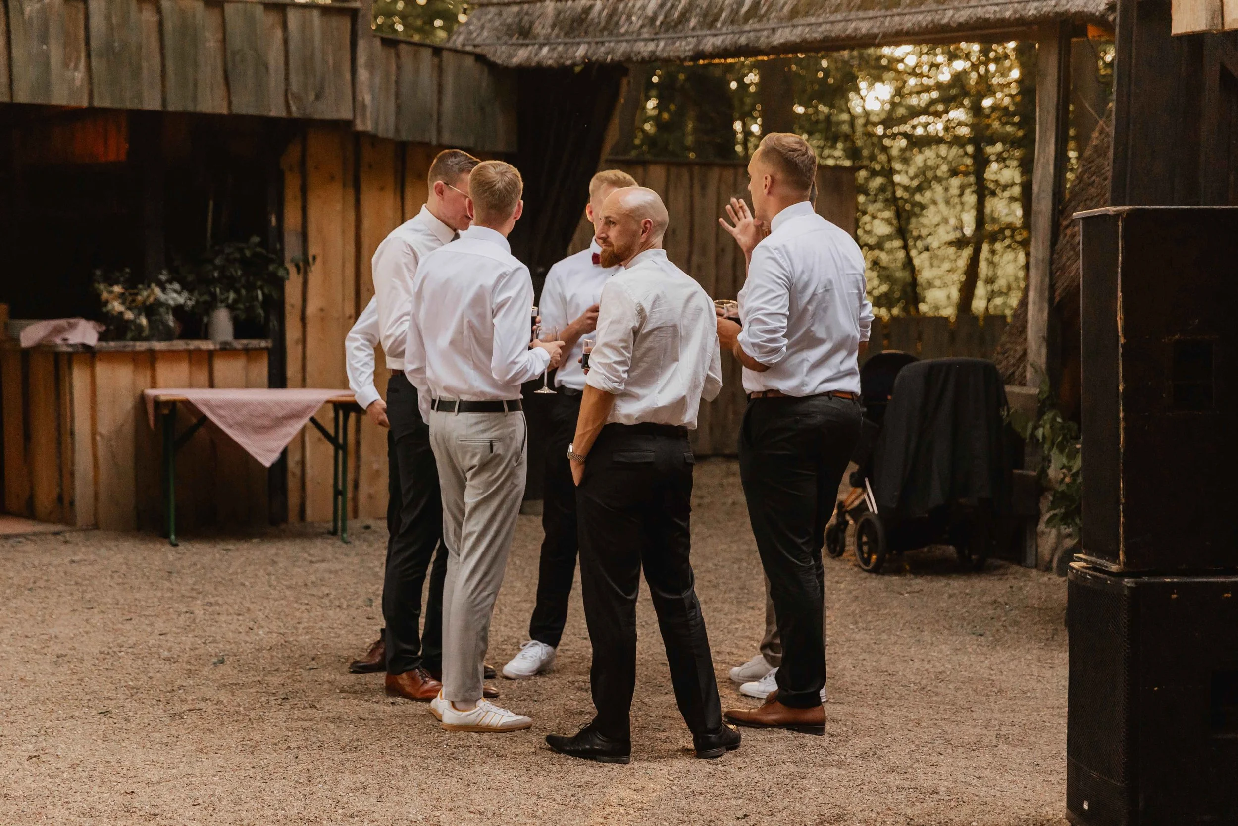 Gruppe junger Männer unterhält sich locker in eleganter Abendgarderobe