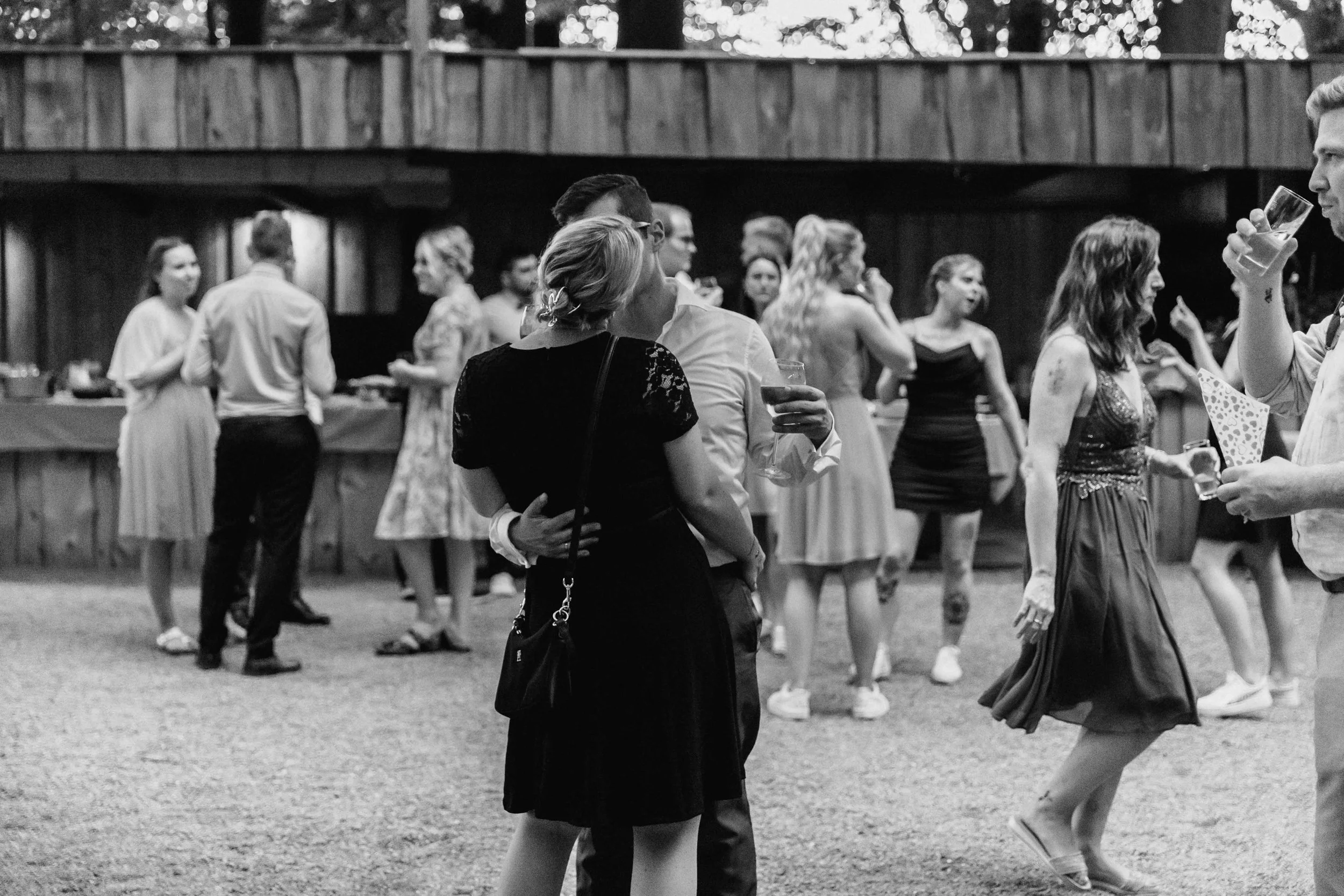 Hochzeitstanz und liebevolle Momente im Schafstall Amelinghausen Lüneburger Heide
