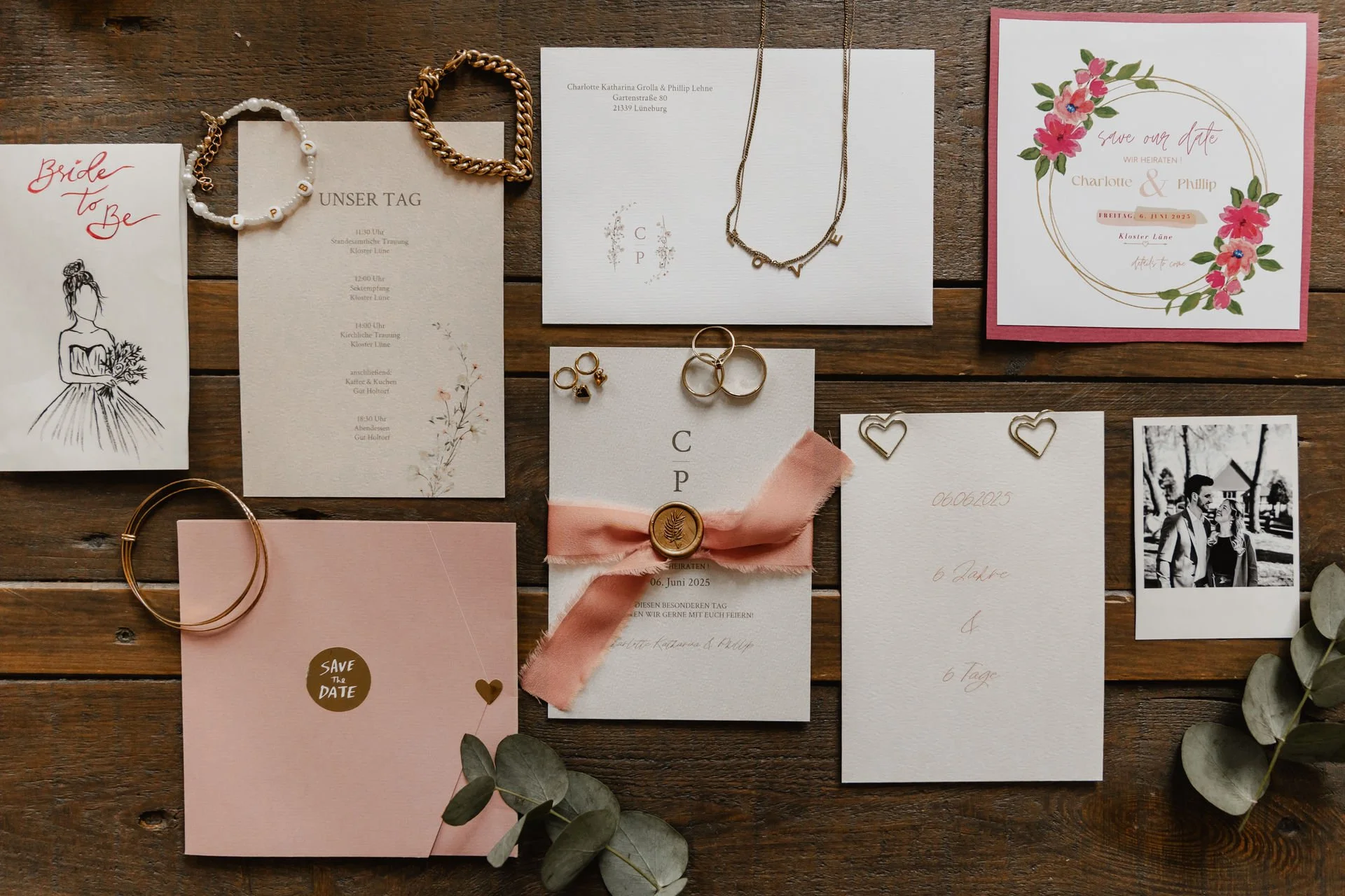 Flatlay mit Hochzeitspapeterie, Schmuck, Einladungskarten, Wachssiegel und floralen Designs als stilvolle Hochzeitsinspiration aus Lüneburg