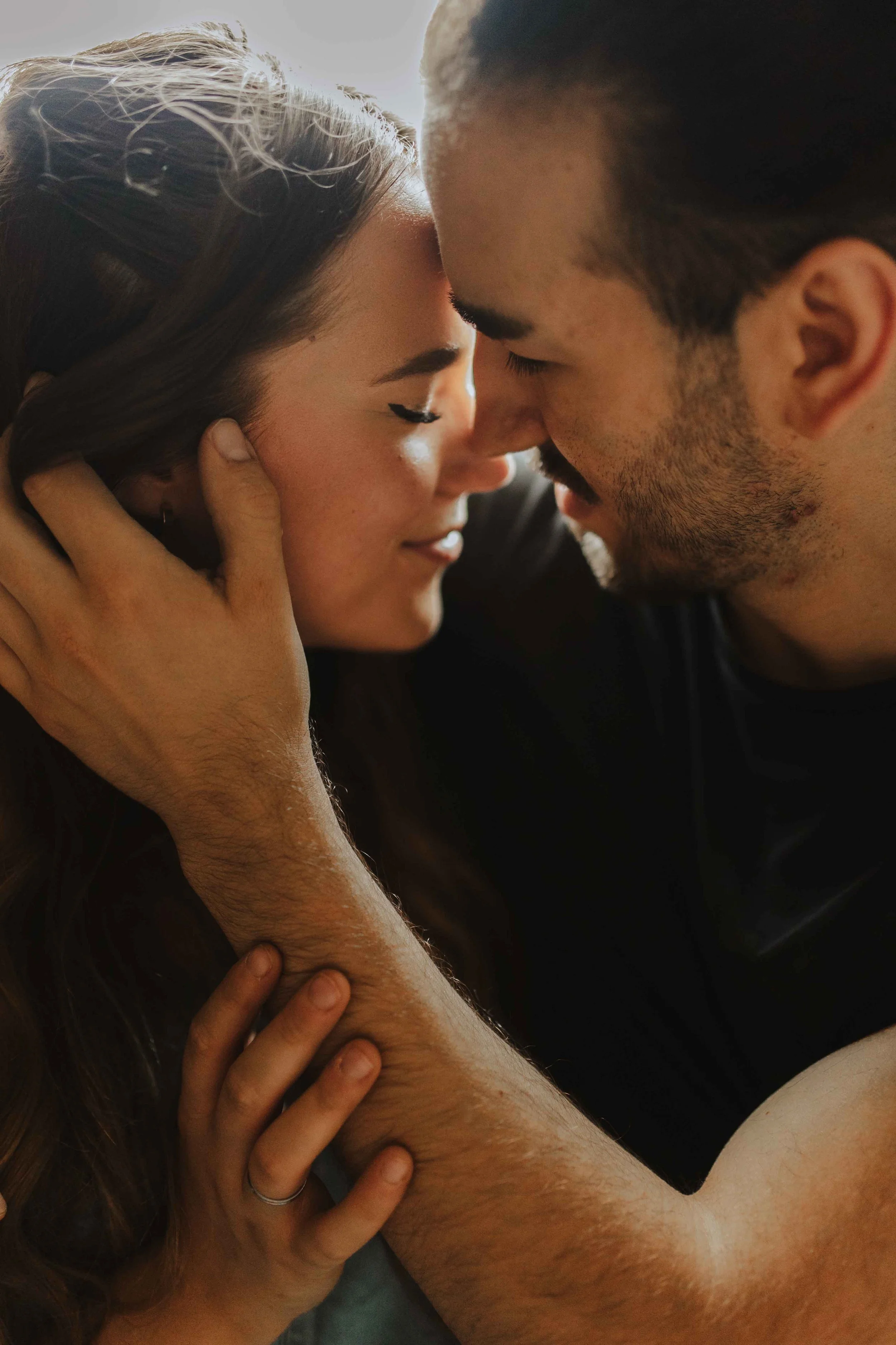 Romantisches Paarshooting in Lüneburg – innige Nahaufnahme eines Paares mit geschlossenen Augen und sanfter Berührung, voller Liebe und Zärtlichkeit.