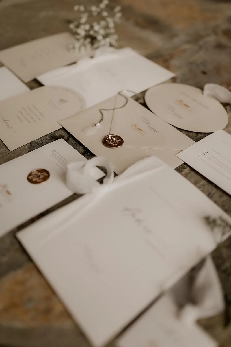 Elegante Hochzeitspapeterie mit Siegelwachs und feinen Details, stilvoll arrangiert