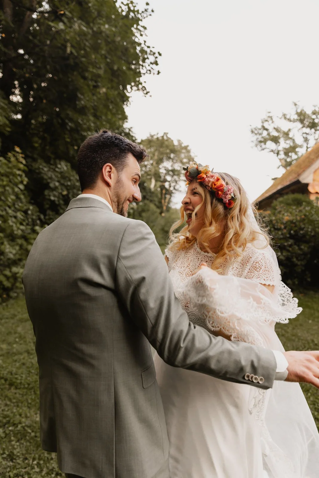 Braut und Bräutigam schauen sich verliebt an bei ihrer Hochzeit in Lüneburg