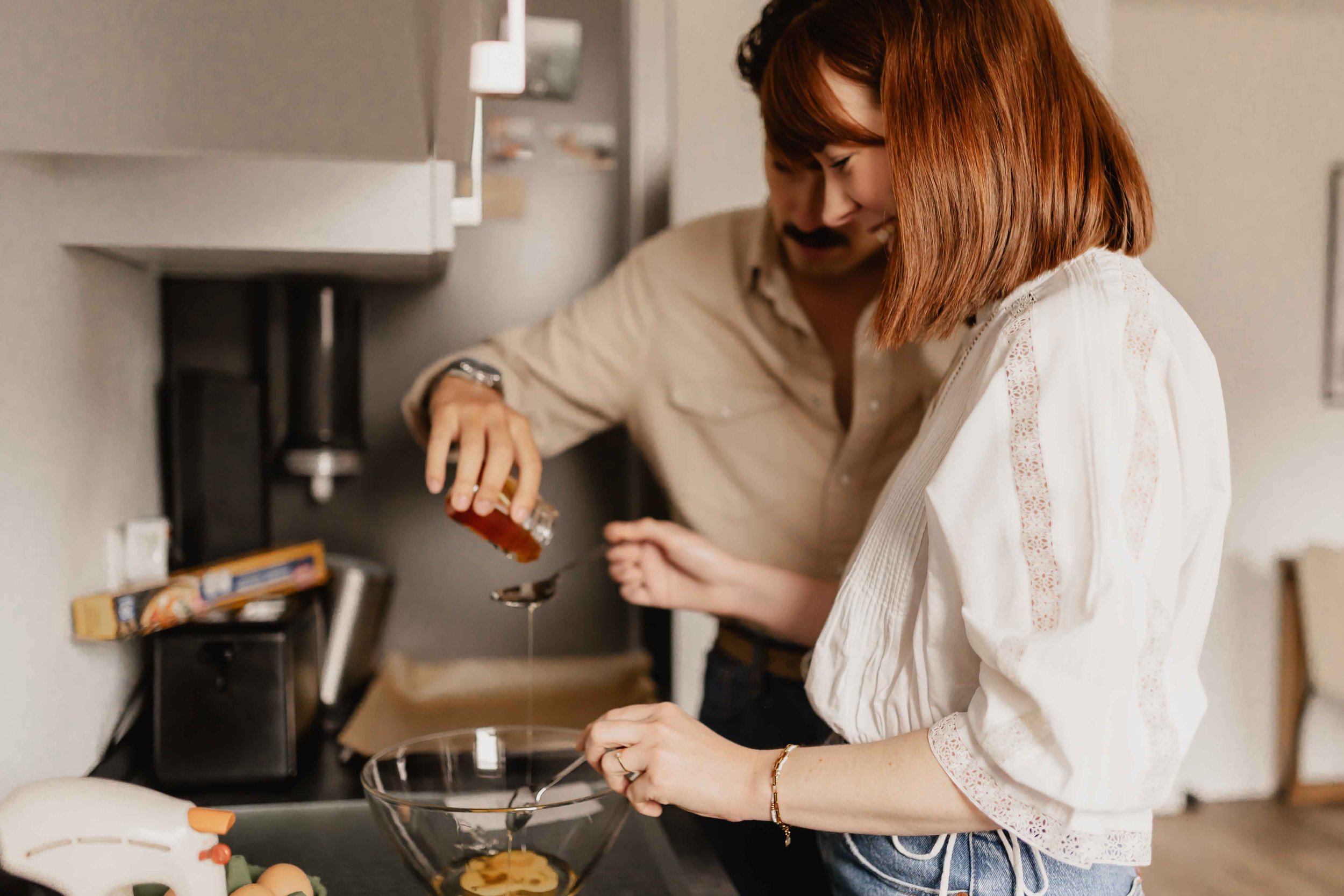 Paar würzt gemeinsam das Essen in der Küche bei einer Homestory in Lüneburg