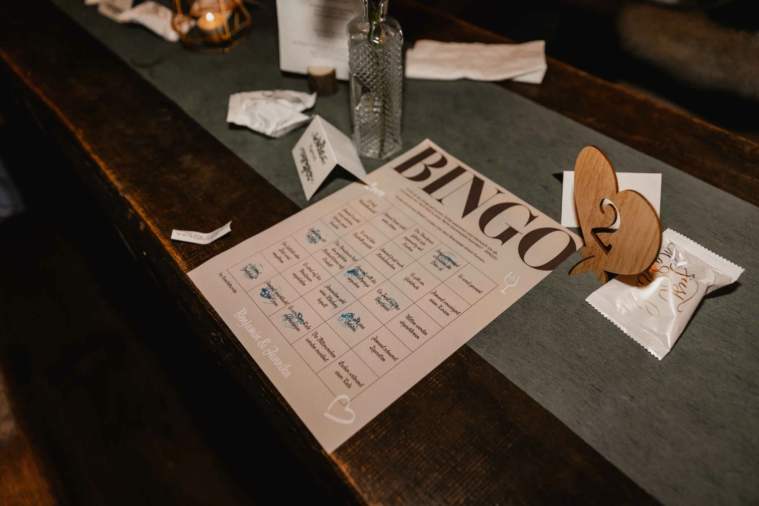 Nahaufnahme vom Hochzeitsspiel mit Bingo-Karte und Tischdekoration