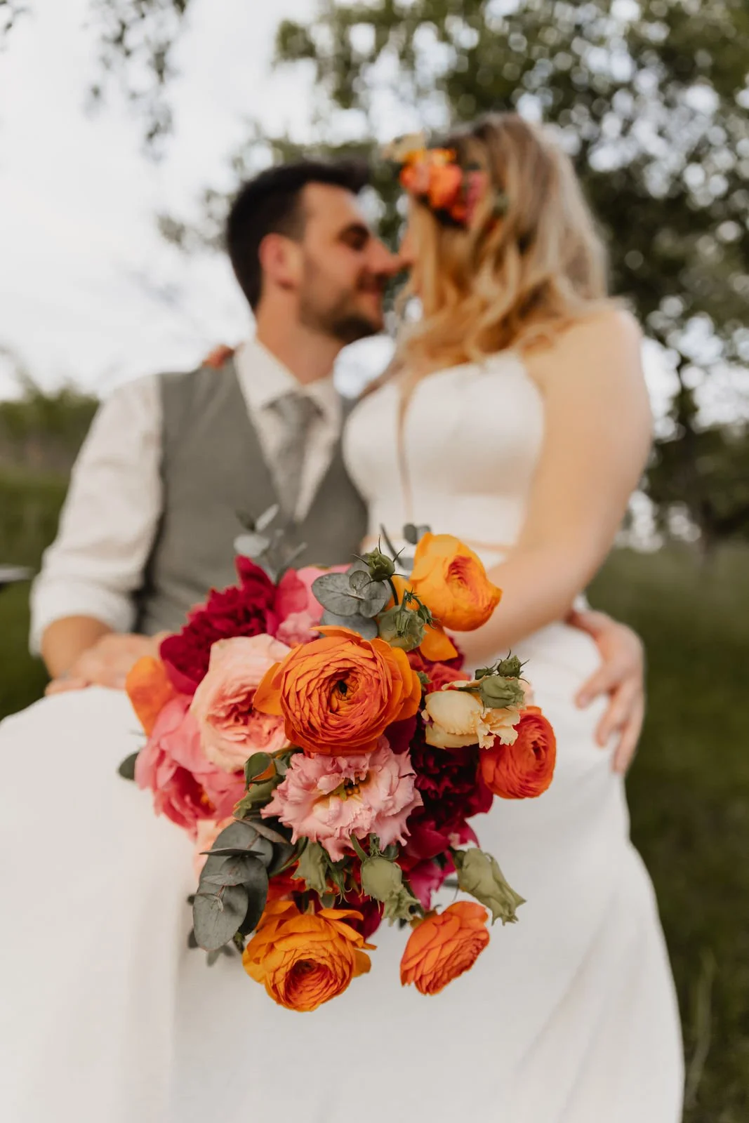 Brautpaar mit farbenfrohem Brautstrauß bei ihrer Hochzeit in Lüneburg