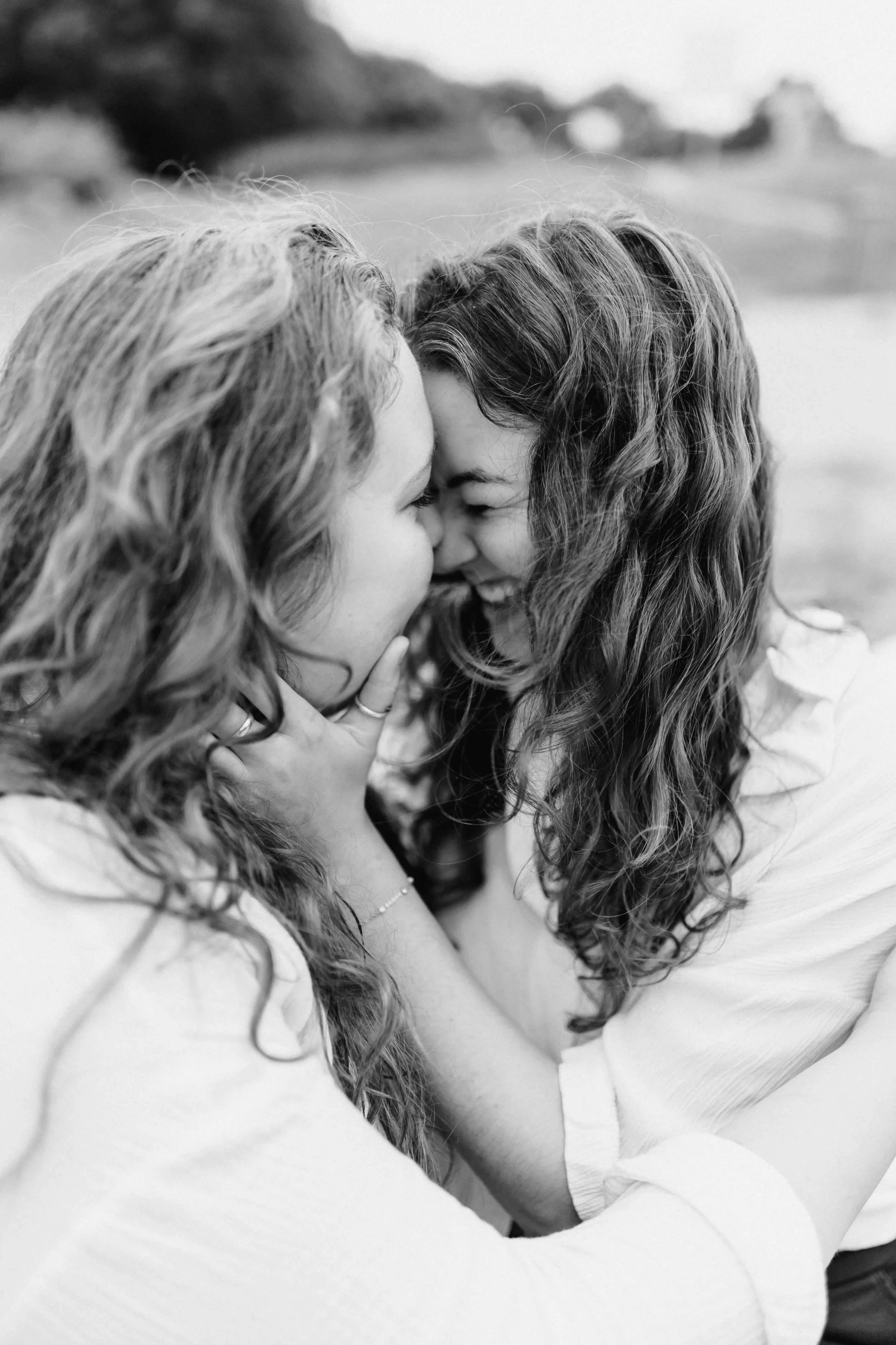 Zwei Frauen in Schwarz-Weiß, Stirn an Stirn, mit geschlossenen Augen, ein sehr inniger Moment voller Nähe und Liebe