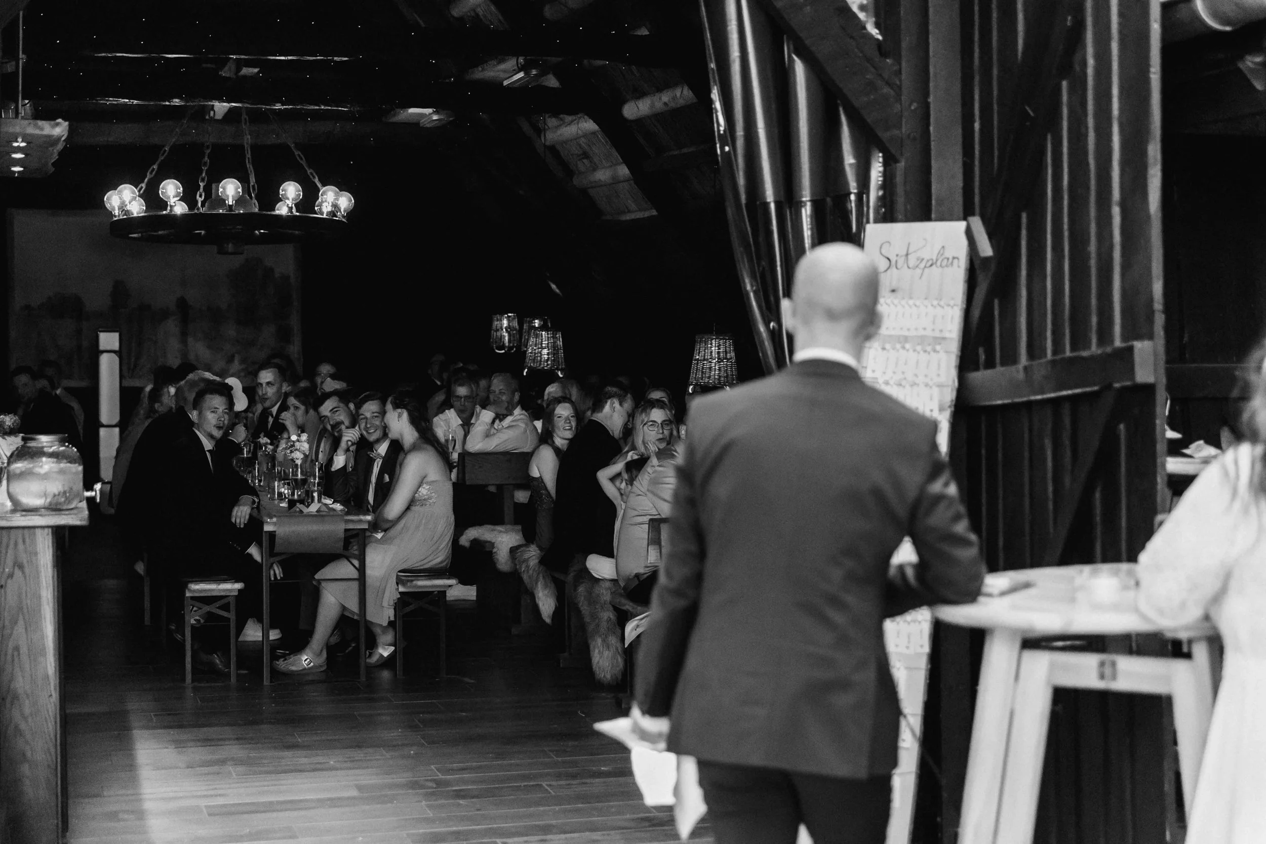 Bräutigam betritt den großen Festsaal mit Blick auf die festlich geschmückte Tafel