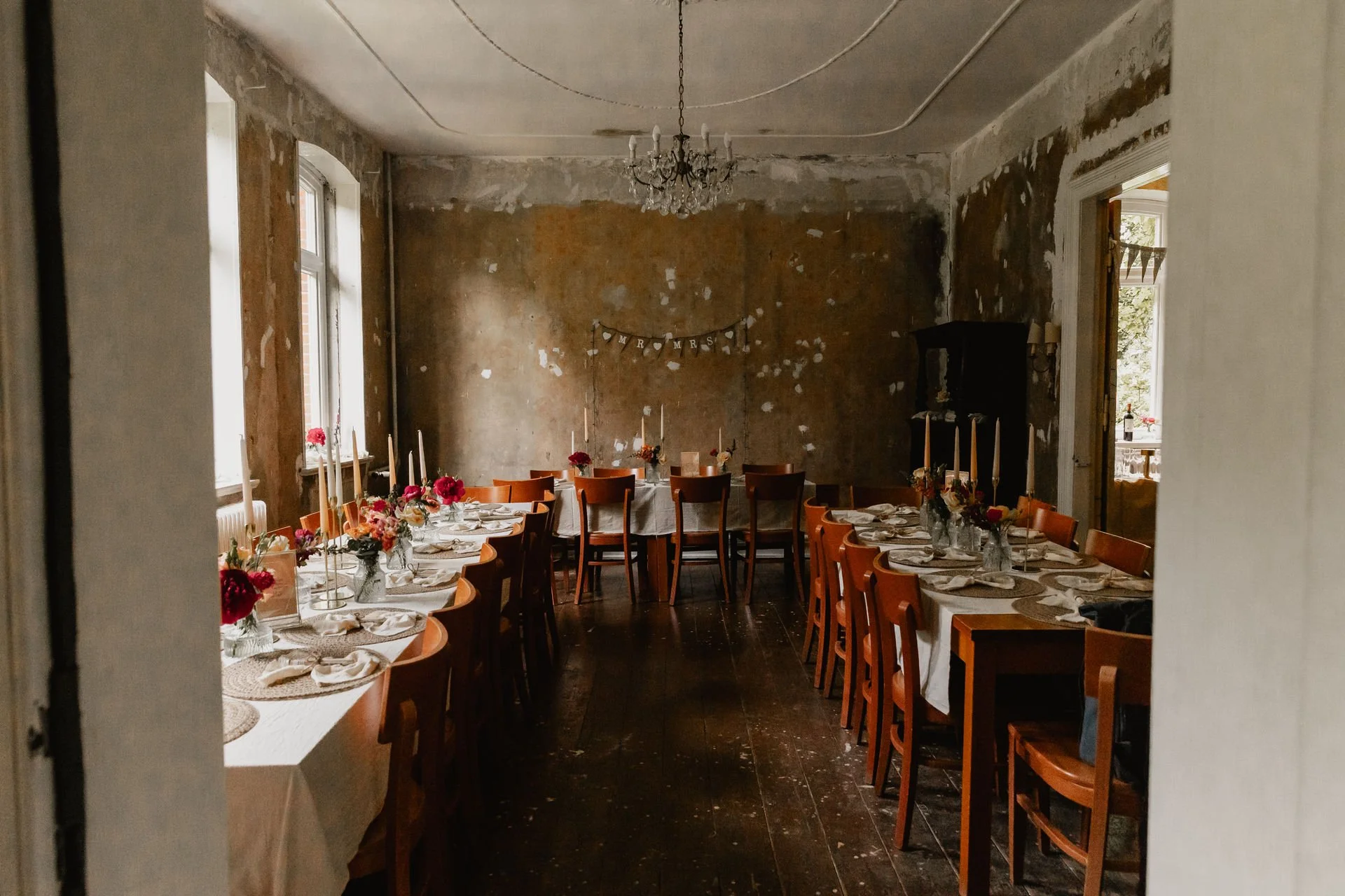 Festlich gedeckte Hochzeitstafel in rustikaler Location in Lüneburg