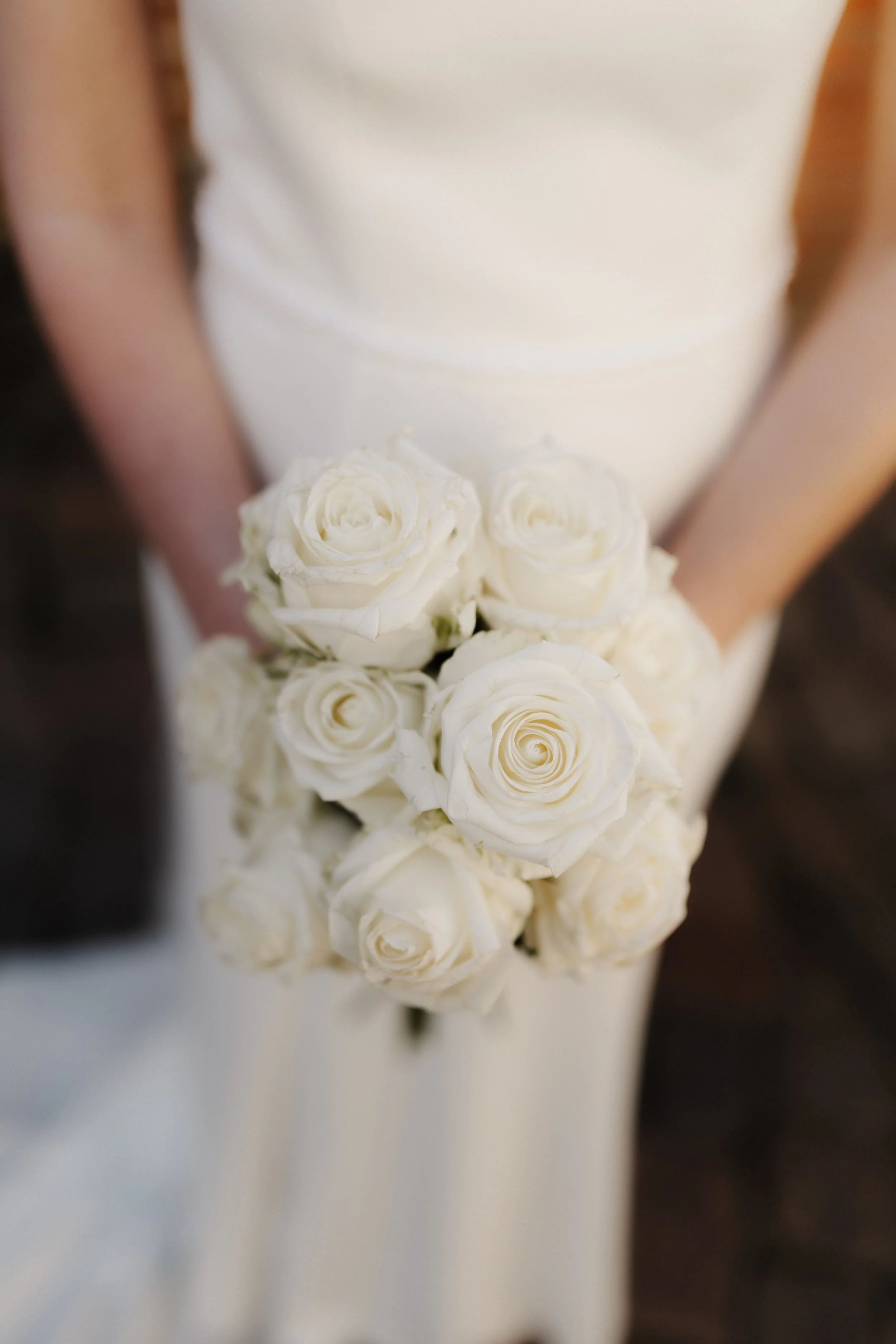 Eleganter Brautstrauß aus weißen Rosen bei einer Hochzeit in Lüneburg.