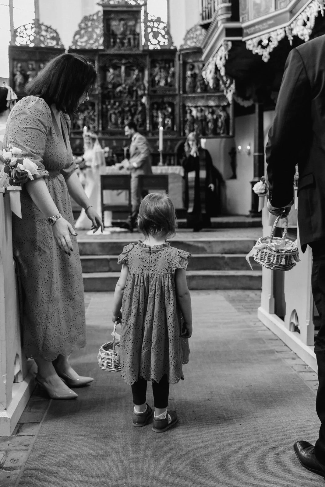 Kleines Blumenmädchen läuft in der Kirche zum Altar während einer Hochzeit in Lüneburg