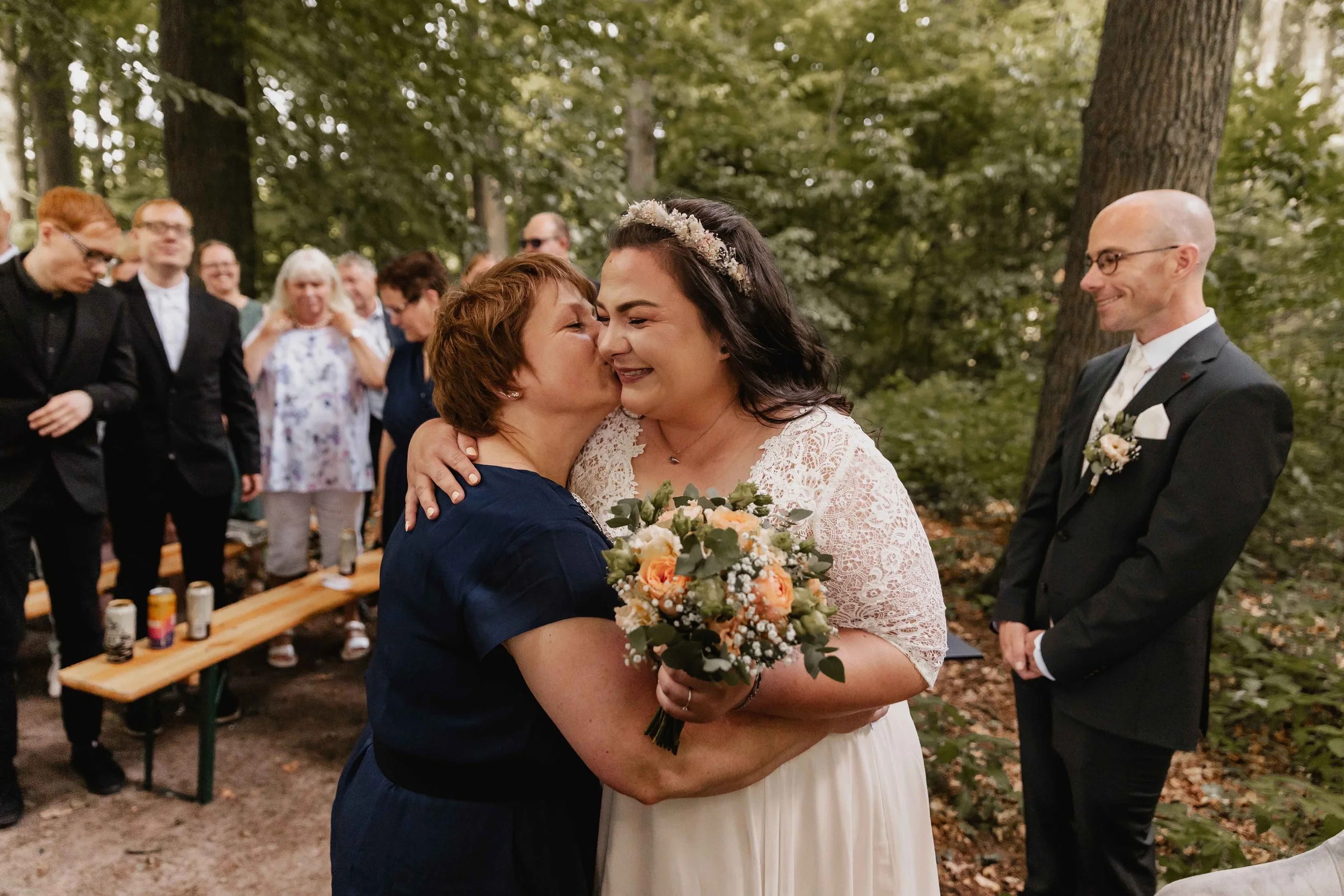 hochzeitsumarmung-freie-trauung-wald-erde.jpg