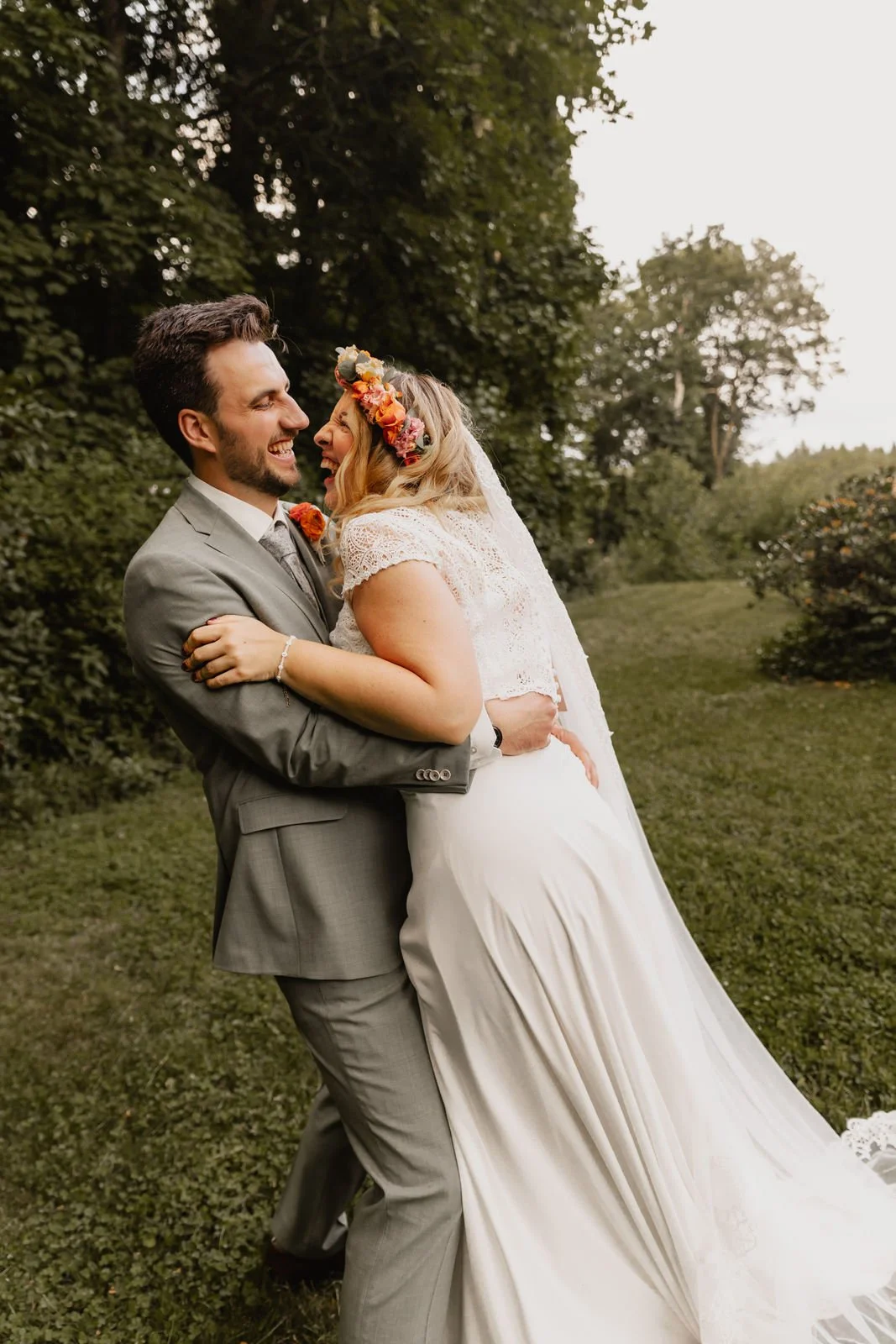 Lächelndes Brautpaar bei inniger Umarmung im Grünen bei Hochzeit in Lüneburg