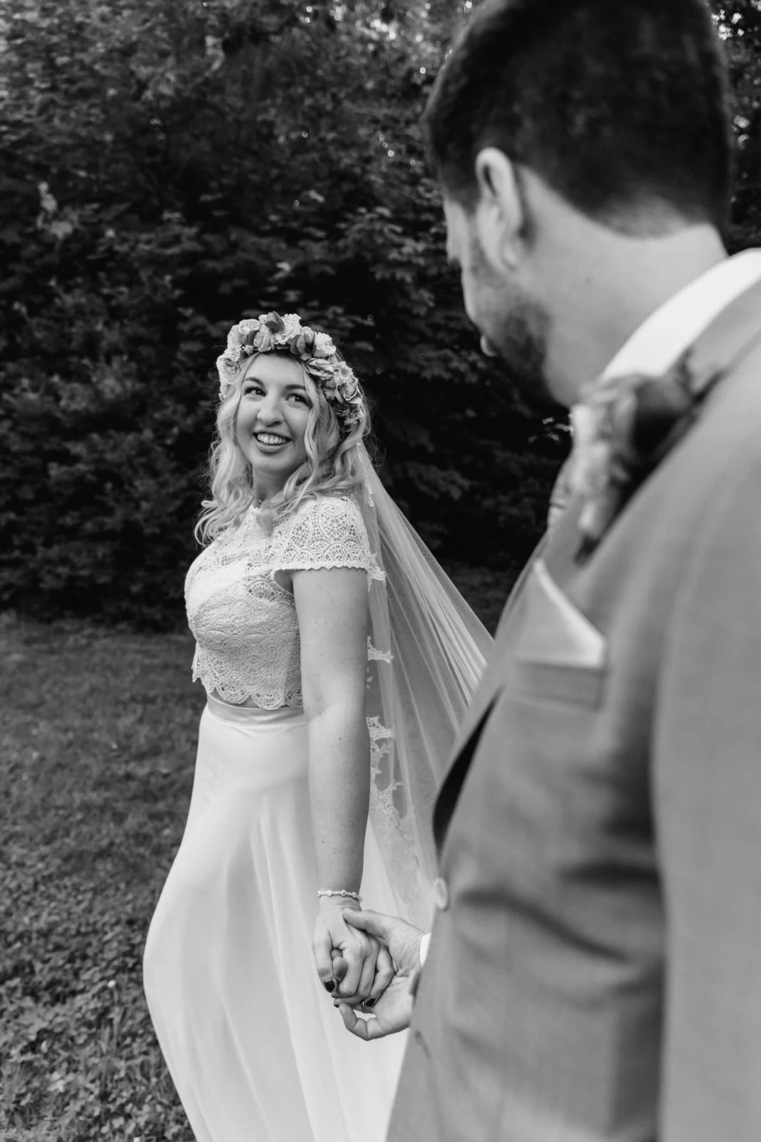 Glückliches Brautpaar Hand in Hand in Schwarzweißaufnahme bei Hochzeit in Lüneburg