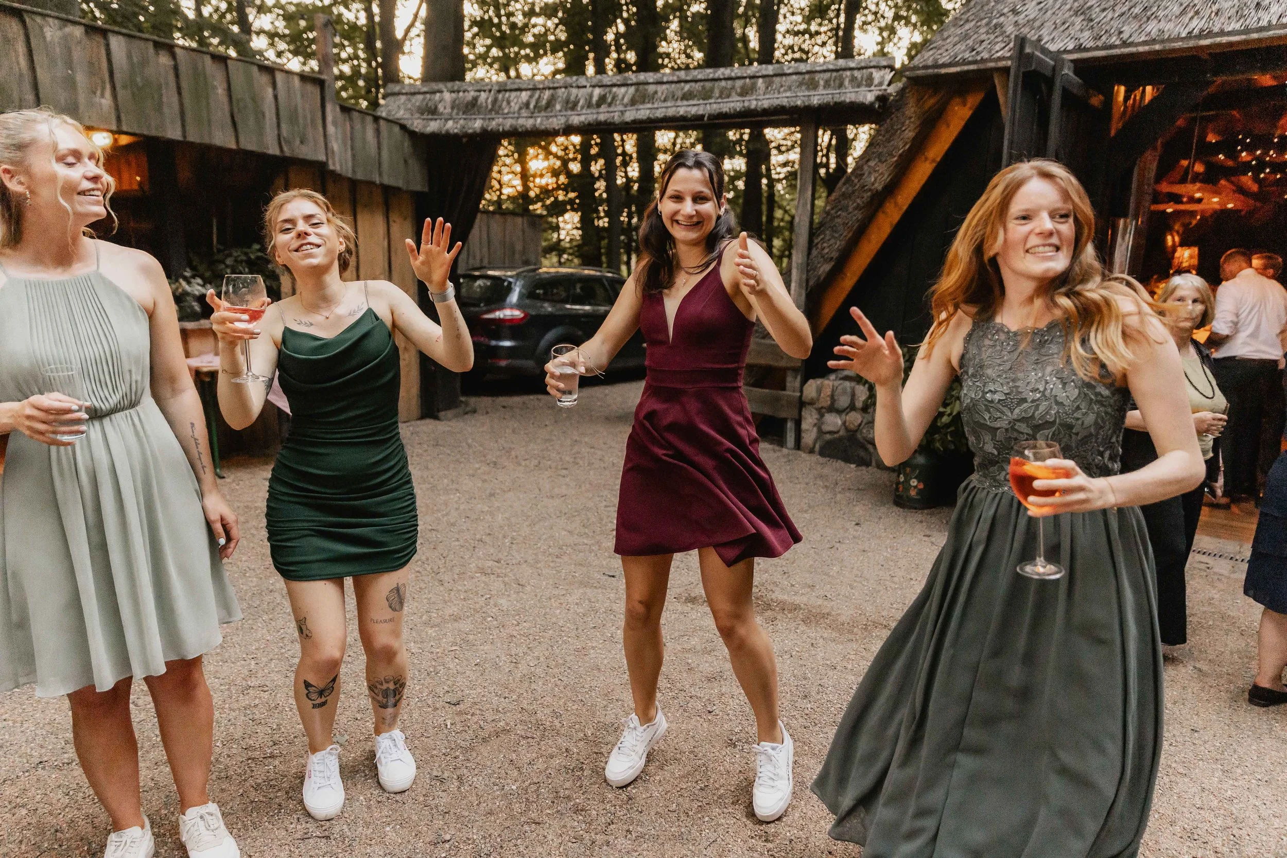 Vier Frauen tanzen lachend auf einer Hochzeitsfeier im Schafstall Amelinghausen