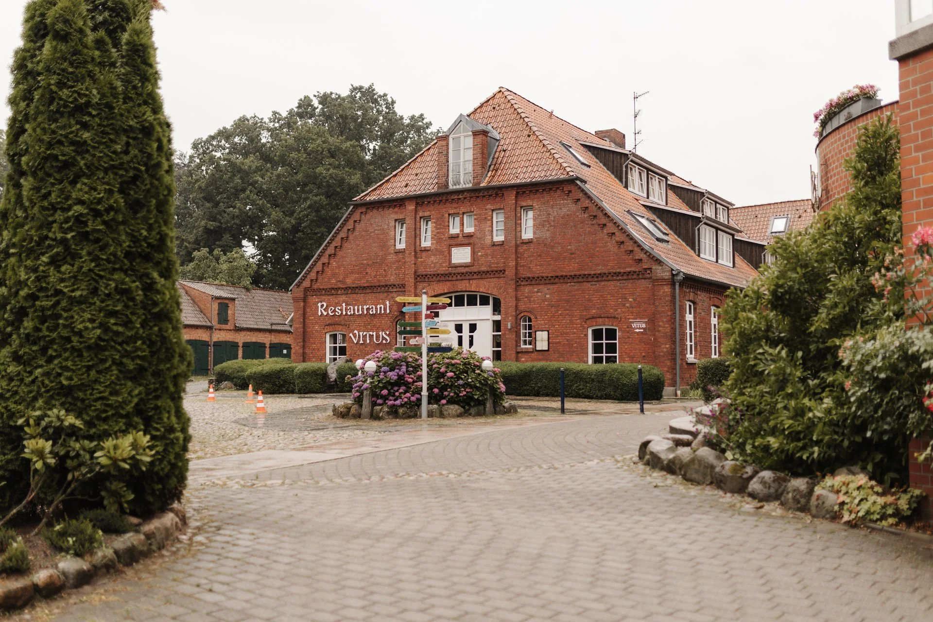 Außenansicht des Heide Hotels Reinstorf mit dem Restaurant Vitus, der Hochzeitslocation von Corinna und Lukas bei Lüneburg.