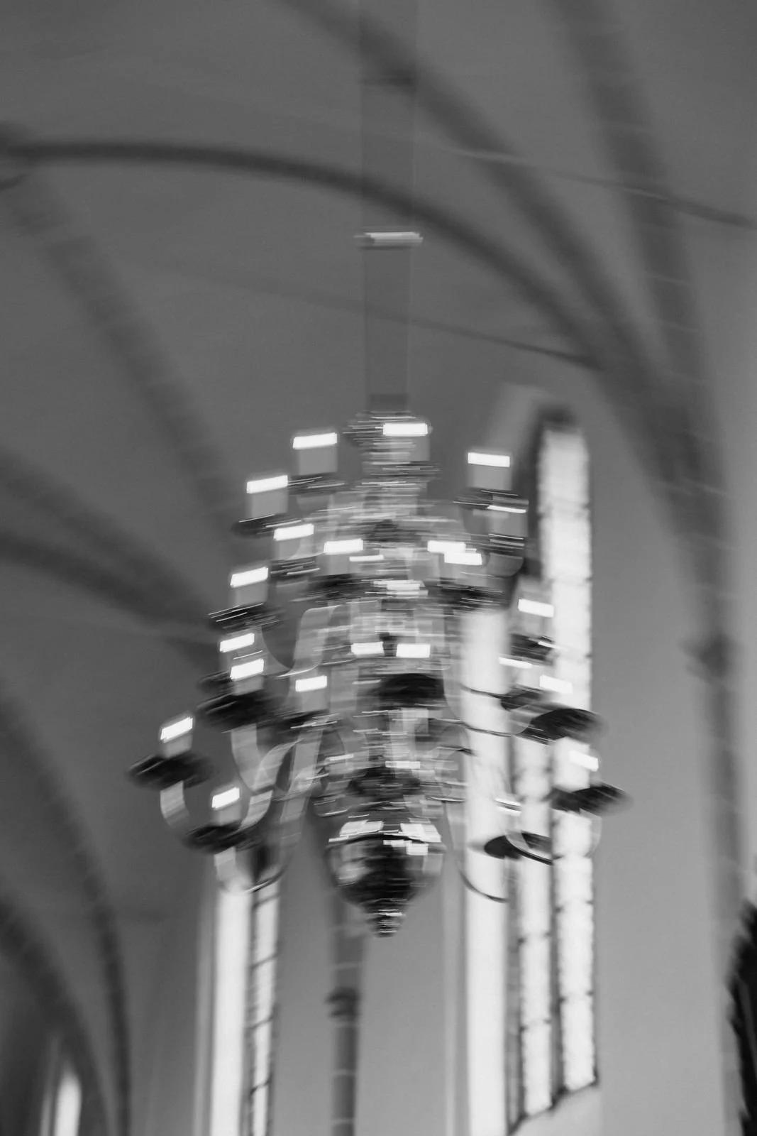 Detailaufnahme eines eleganten Kronleuchters in einer Kirche in Lüneburg während einer Hochzeitsreportage