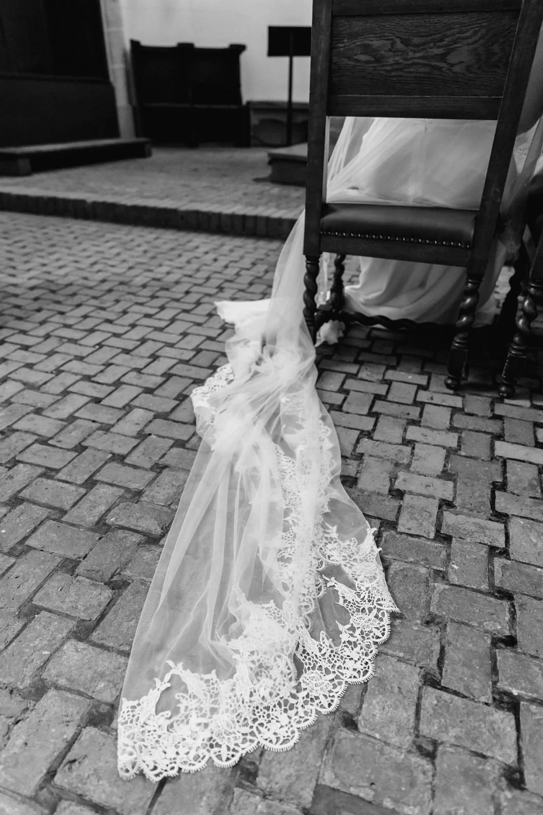 Detailaufnahme des Brautschleiers auf dem Kopfsteinpflaster während der Hochzeit in Lüneburg
