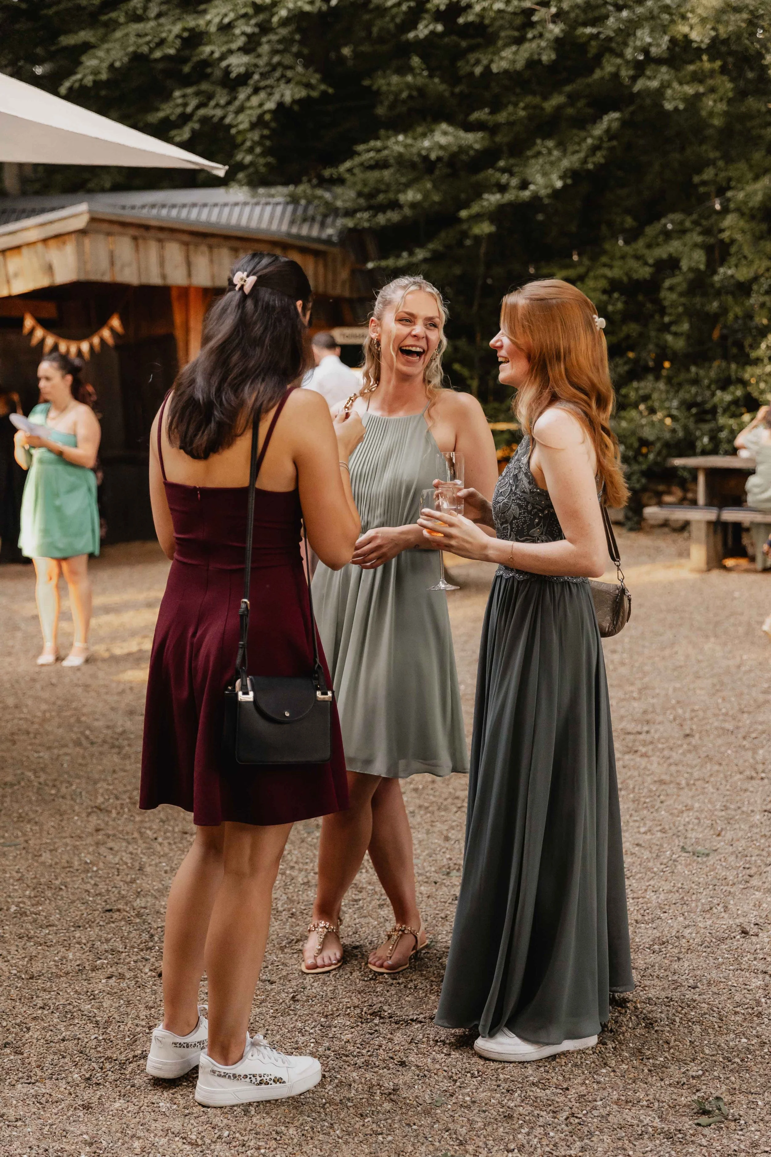 Freundinnen lachen gemeinsam bei der Hochzeit im Schafstall Amelinghausen Lüneburger Heide