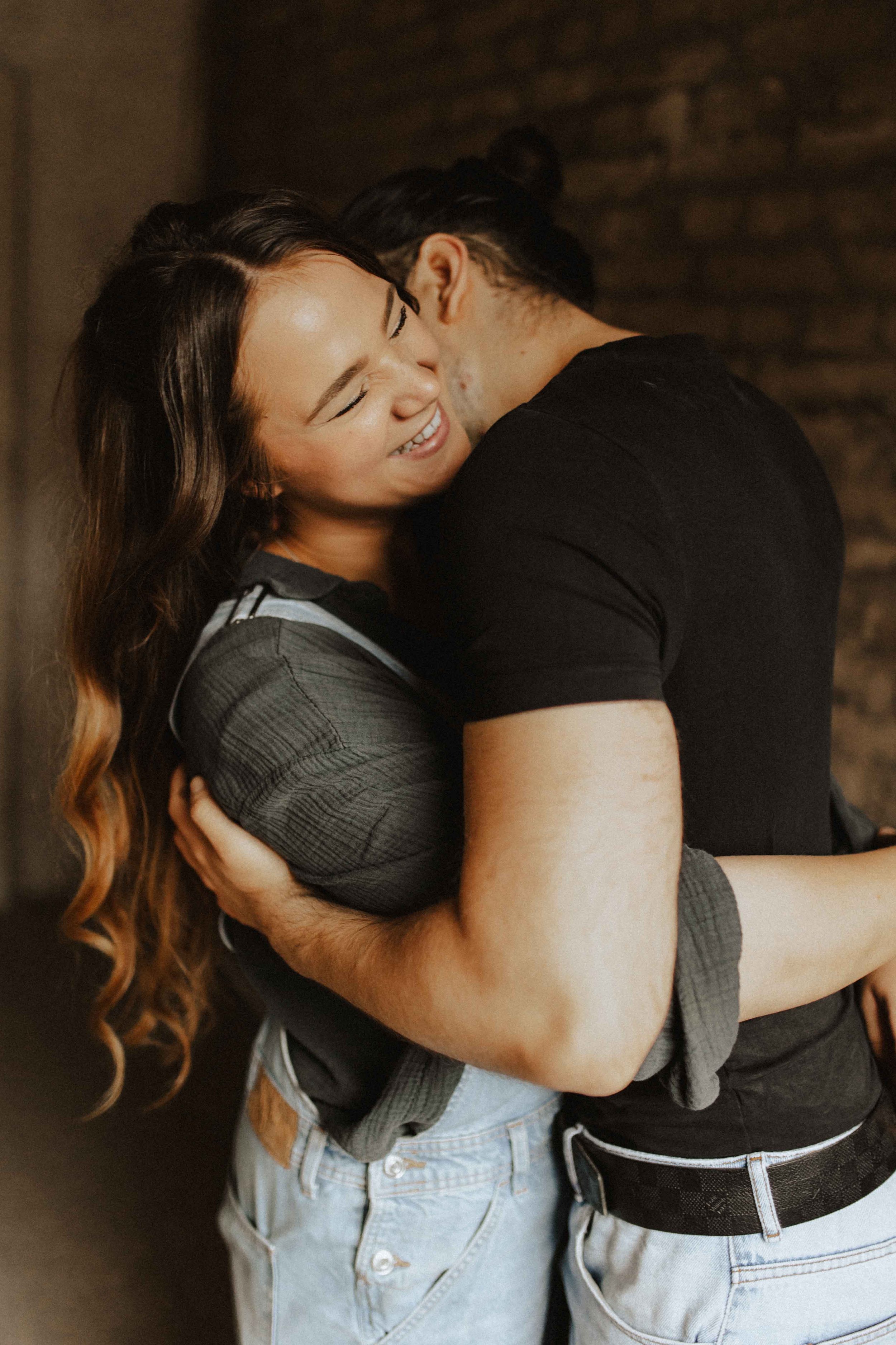 Glücklicher Moment beim Paarshooting in Uelzen – Frau lacht mit geschlossenen Augen, während sie ihren Partner herzlich umarmt.