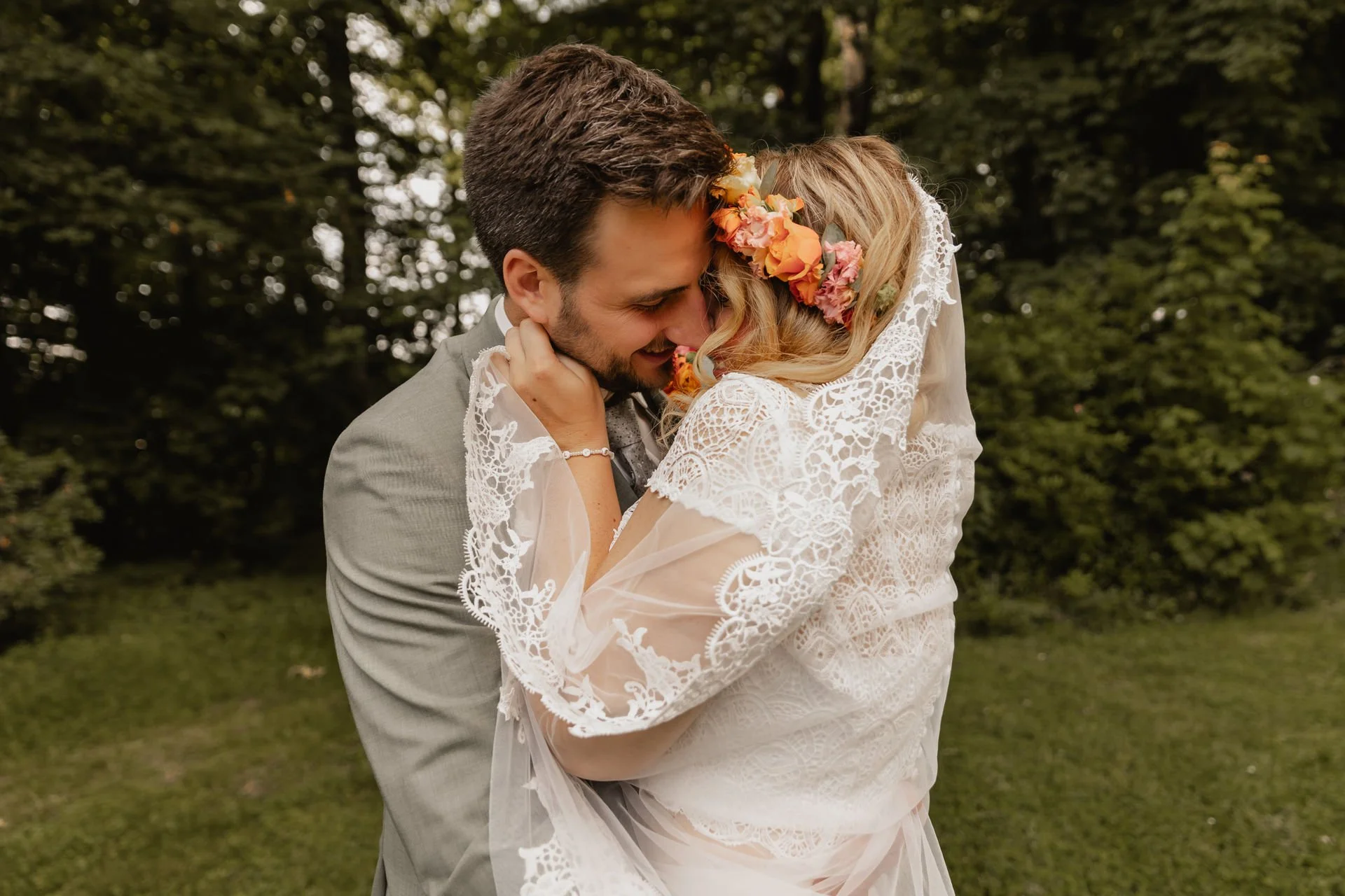 Emotionaler Moment des Brautpaares bei inniger Umarmung während der Hochzeit in Lüneburg