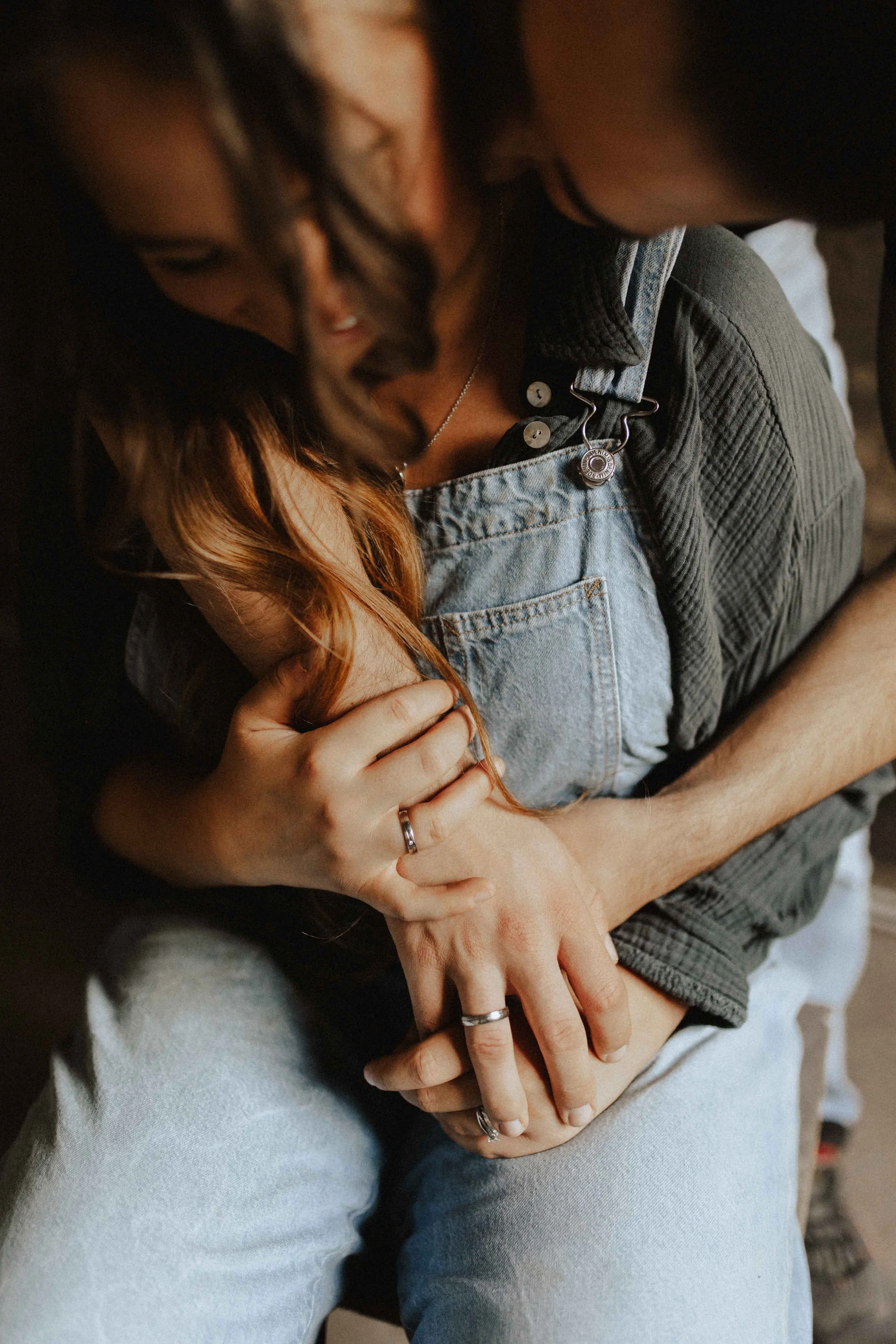 Liebevolles Paarshooting in Uelzen – Detailaufnahme von ineinander verschränkten Händen, die Nähe, Vertrauen und Zärtlichkeit ausdrücken.