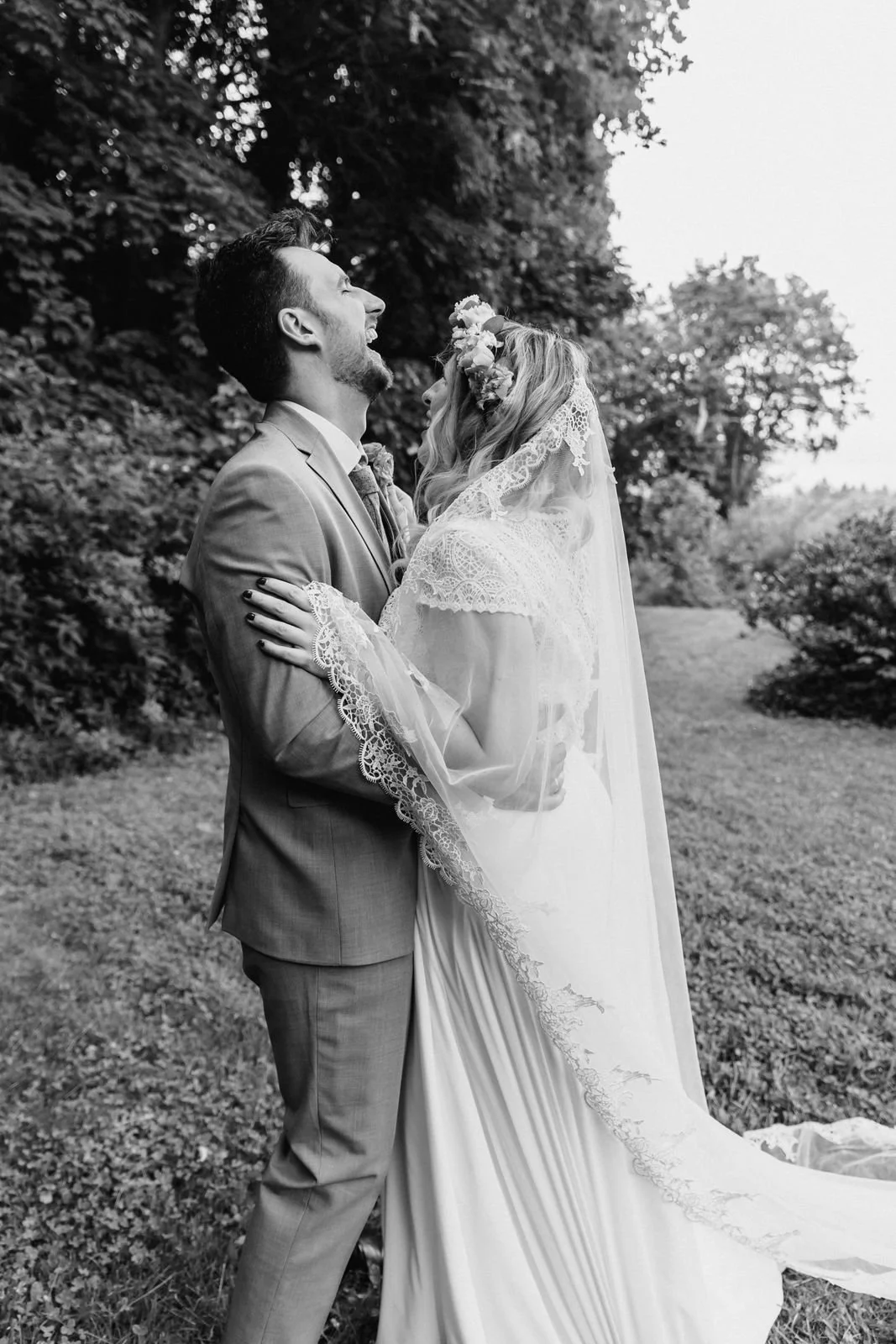 Braut und Bräutigam in inniger Umarmung bei Hochzeit in Lüneburg in Schwarz-Weiß