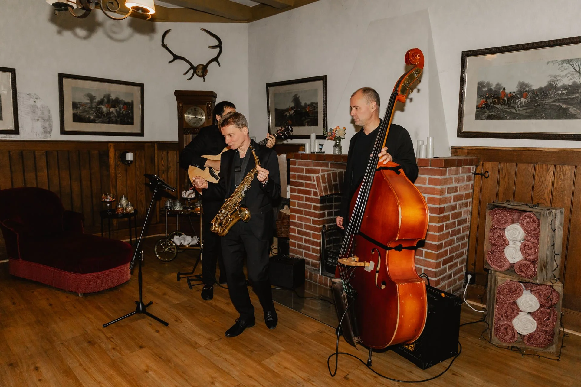 Jazzband mit Saxophon und Kontrabass spielt Livemusik auf Hochzeit in Lüneburg