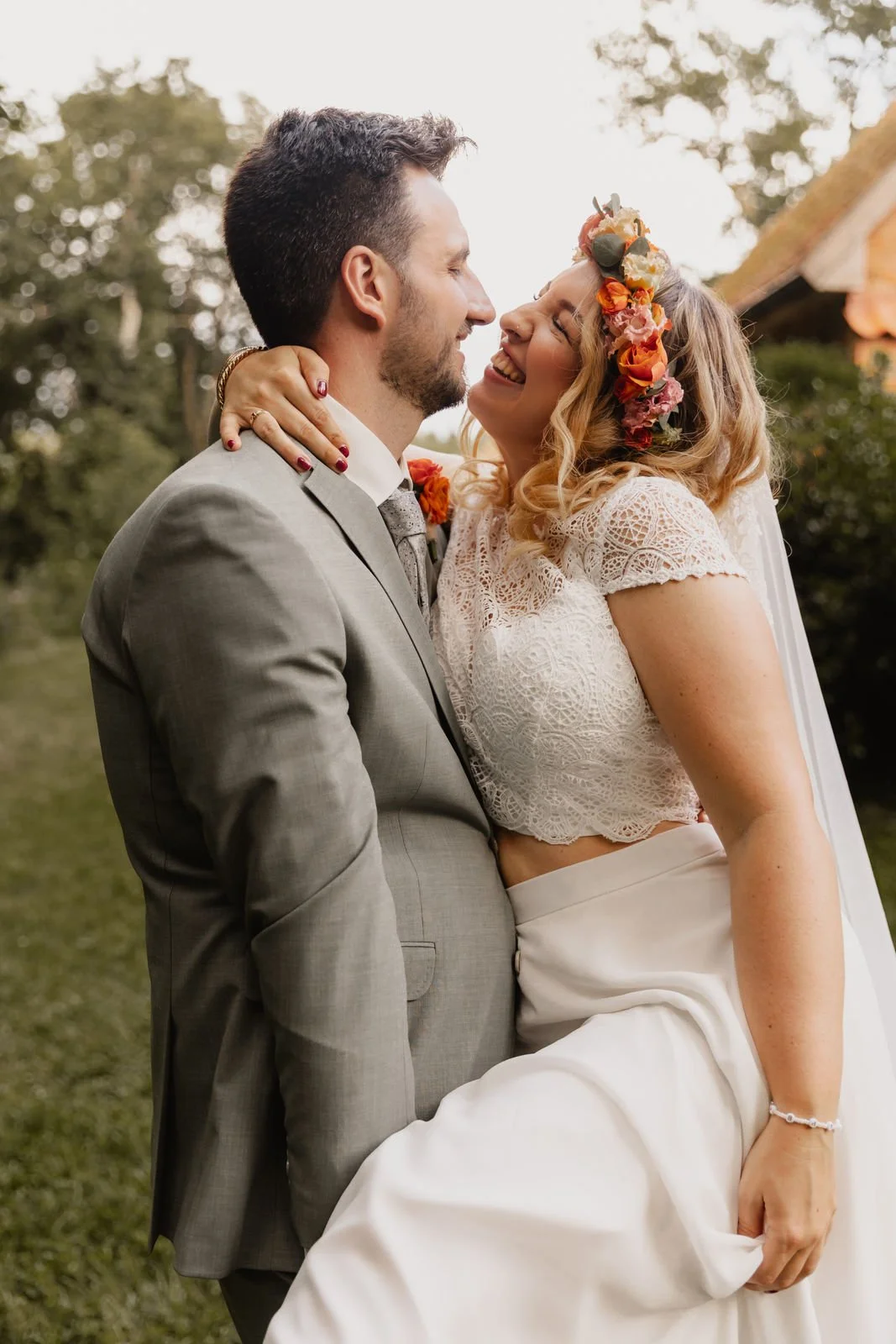 Brautpaar blickt sich verliebt in die Augen bei Hochzeit in Lüneburg