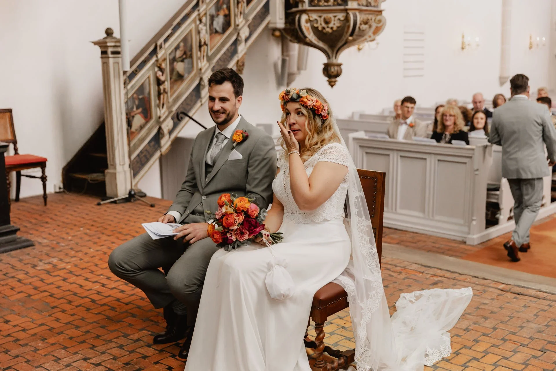Emotionaler Moment während der Trauung eines Brautpaares in einer Kirche in Lüneburg