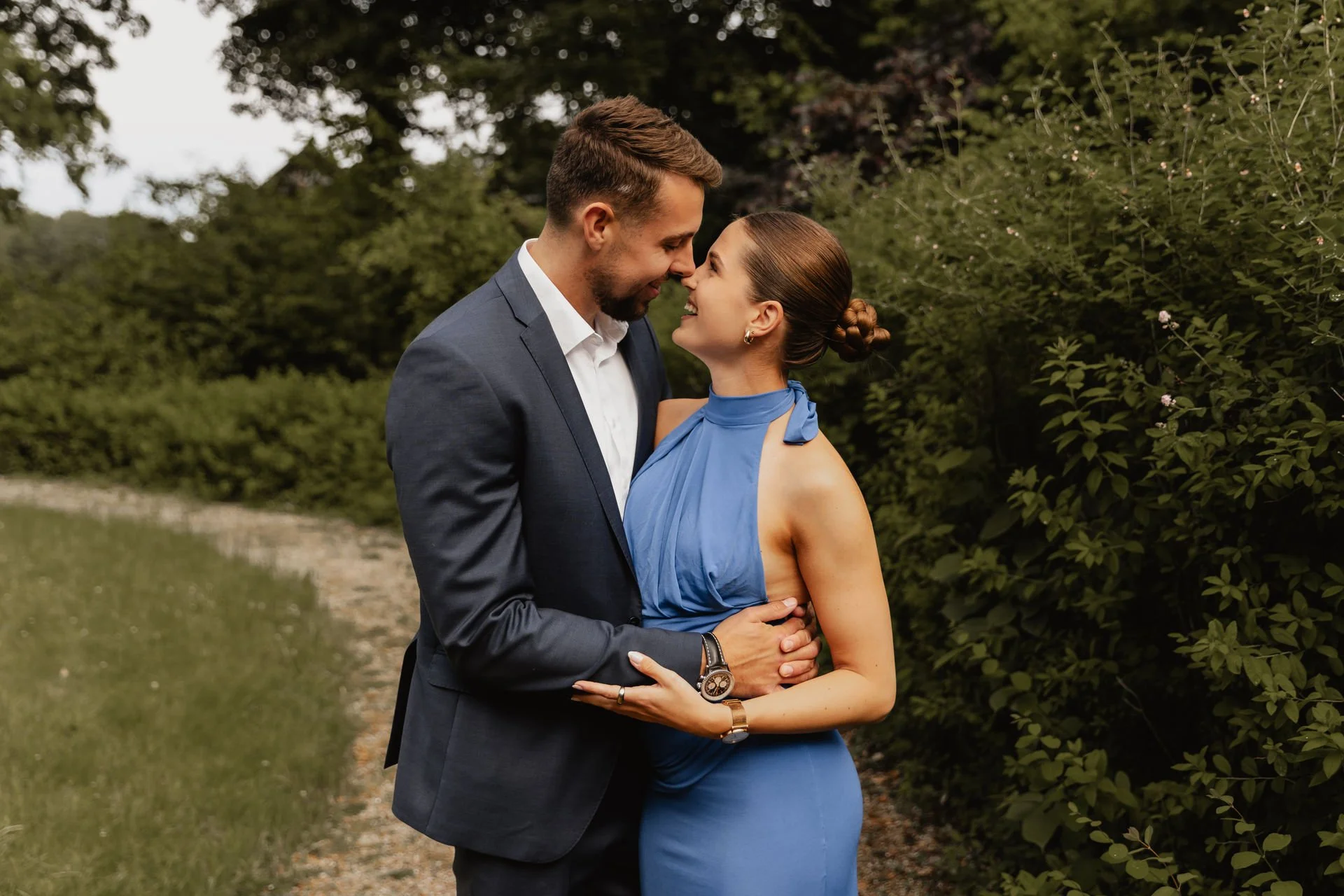Paar umarmt sich lächelnd bei einer Sommerhochzeit in Lüneburg