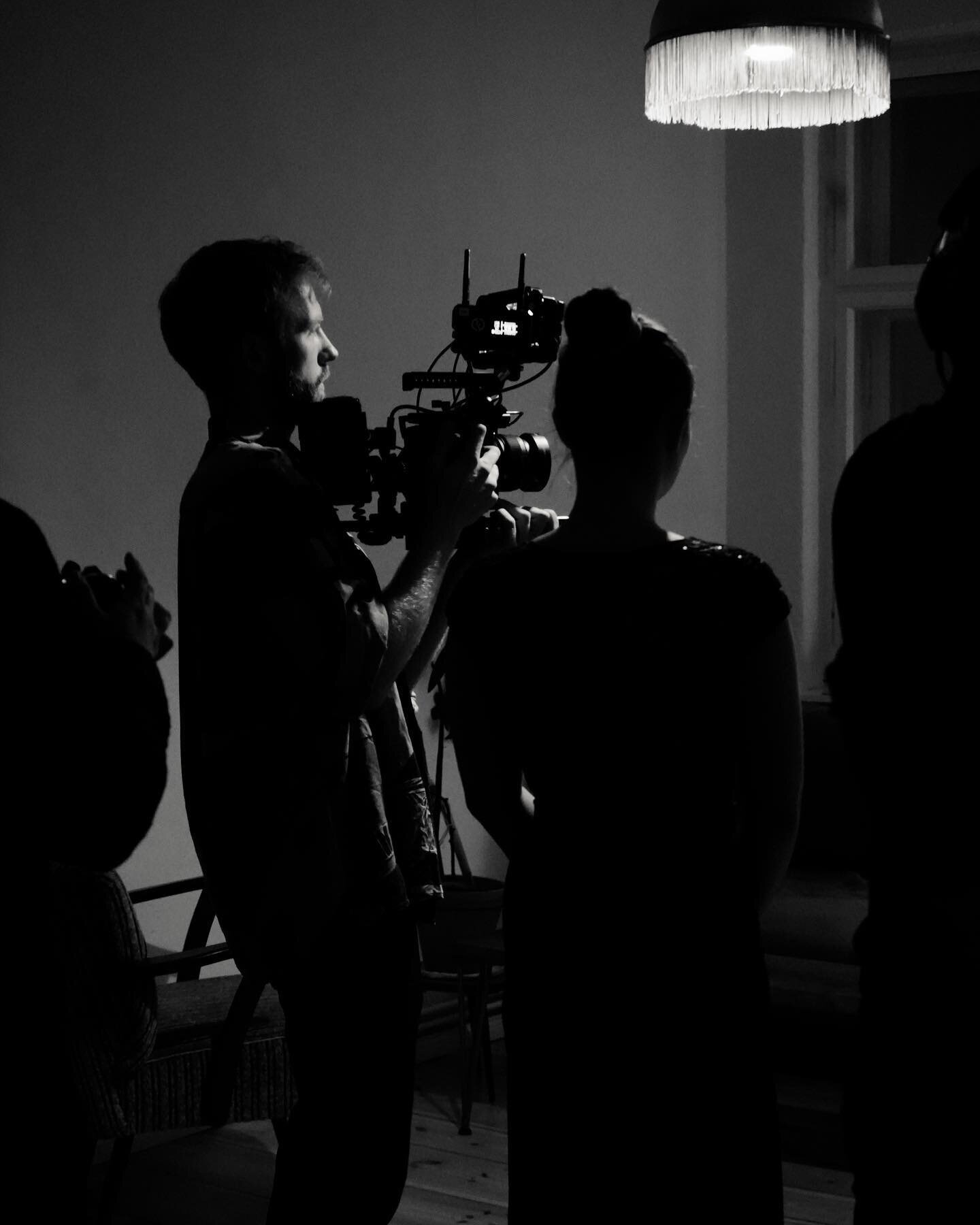 🎥
Director: @johanneswilczek
DoP: @mattis_schulte

#behindthescenes #shortfilm #berlin #blackandwhite #film #setphotography #onset
