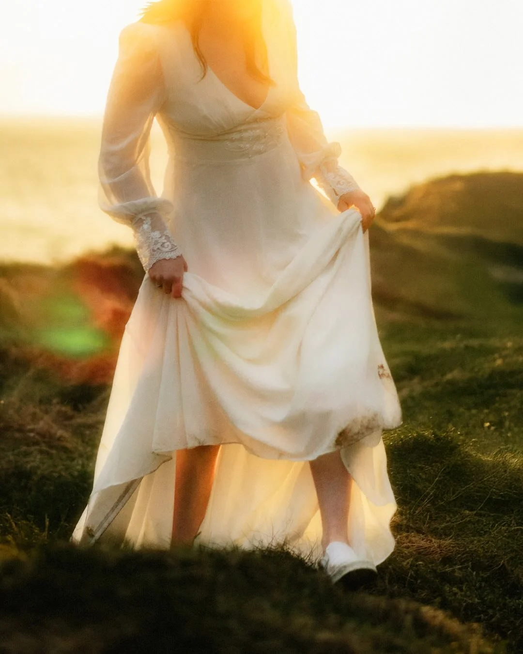 Chilly winds, dark clouds rolling in, and the last bit of sun before the rain &mdash; but we stayed just long enough to catch that glow. Wild, beautiful, and so worth it.
.
.
.
.
.
.
#giantscausewayelopement #adventureelopementireland #elopementinire