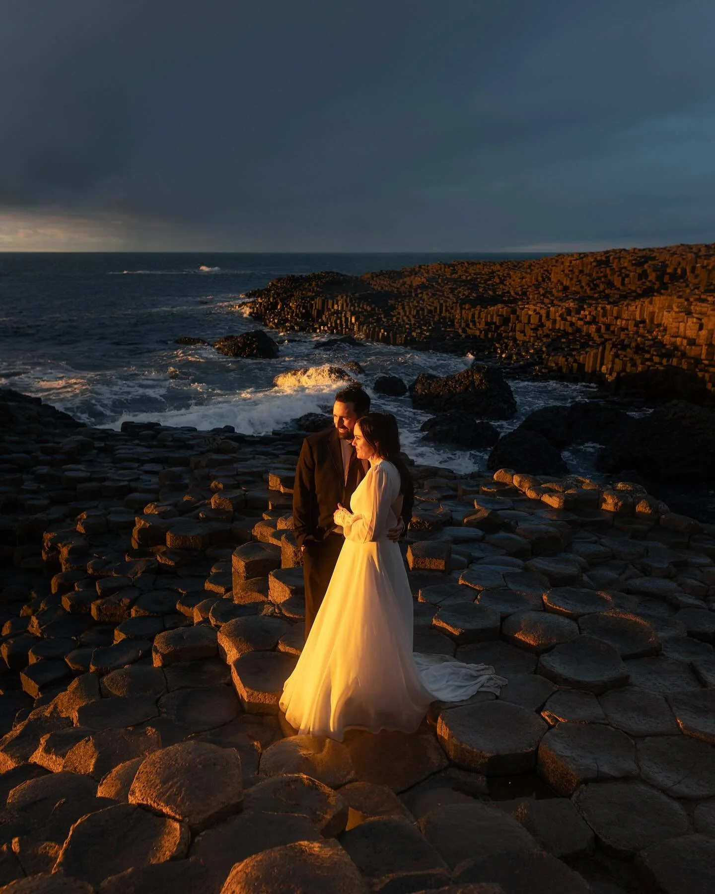 Catching the last few seconds of that golden light before the sun dipped below the horizon. Northern Ireland, you sure know how to end the day.
.
.
.
.
.
#giantscausewayelopement #adventureelopementireland #elopementinireland #relaxedelopement 
#rela