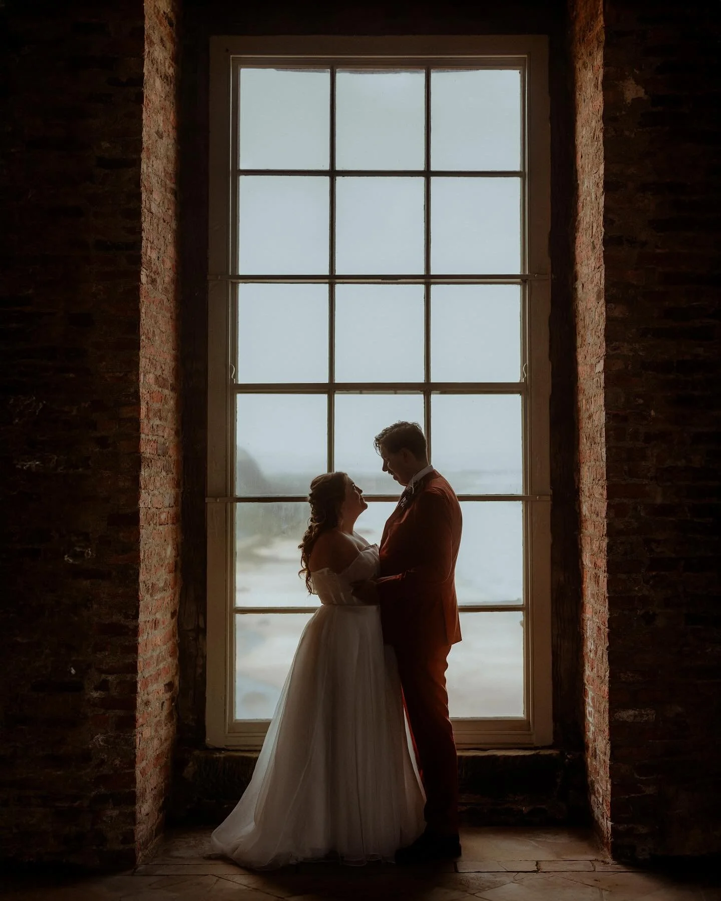 Joni + Tyler came all the way from Chicago to elope at Mussenden Temple in sunny October, did their first look right outside the temple and it was pure magic &ndash; more from their wild little day coming soon
.
.
.
.
.
.
#mussendentemple #northernir