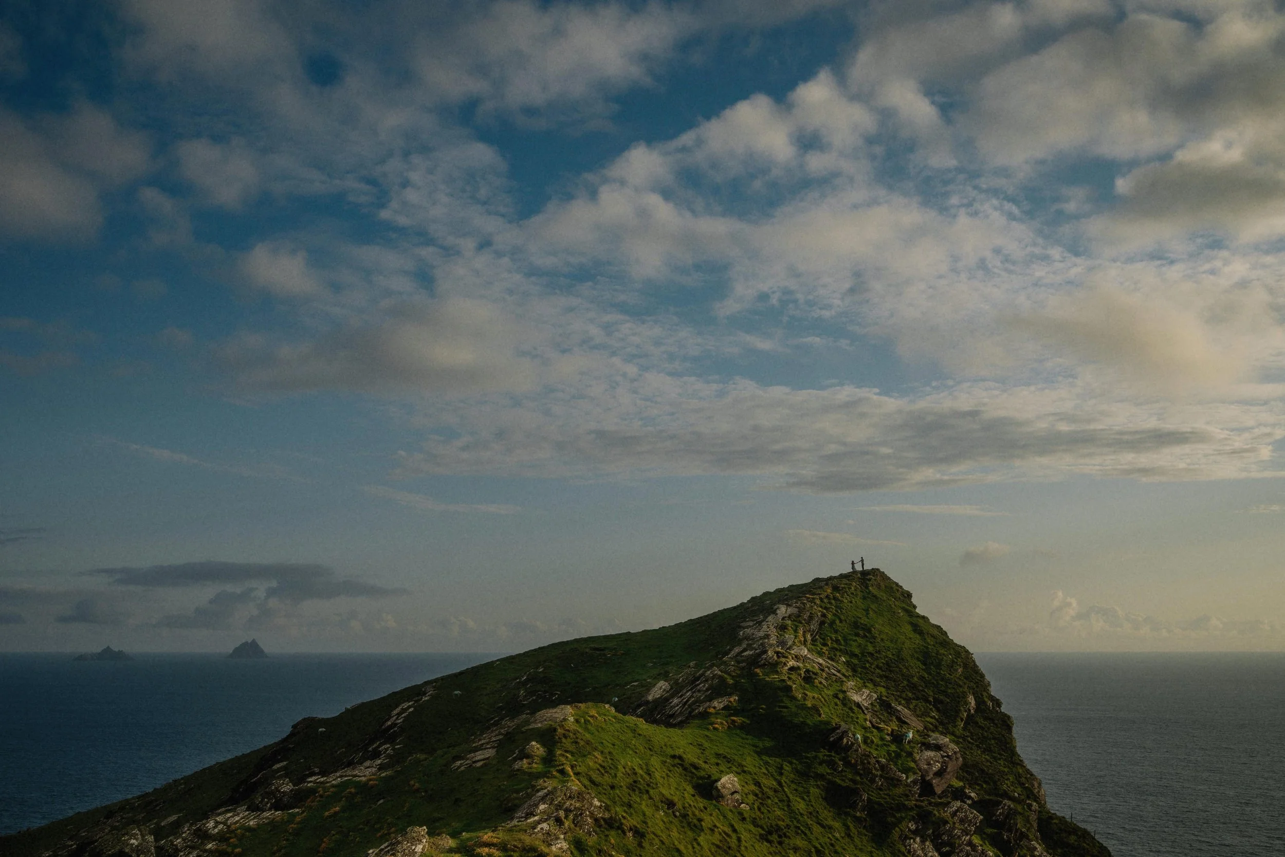 Couple on their adventure shoot in ireland, edge of the cliff, simple and relax