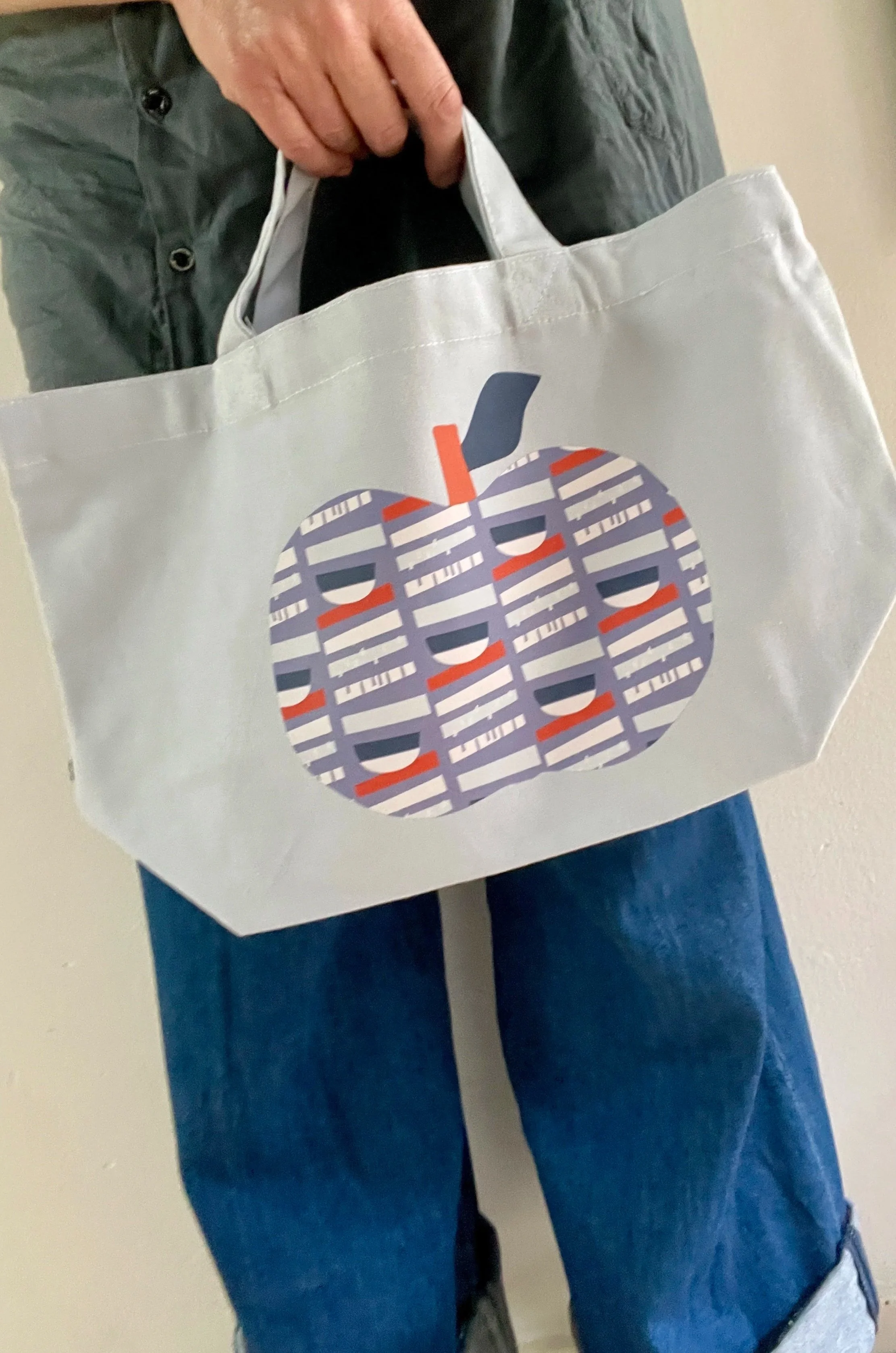 shopper with apple, Sabeth Elberse
