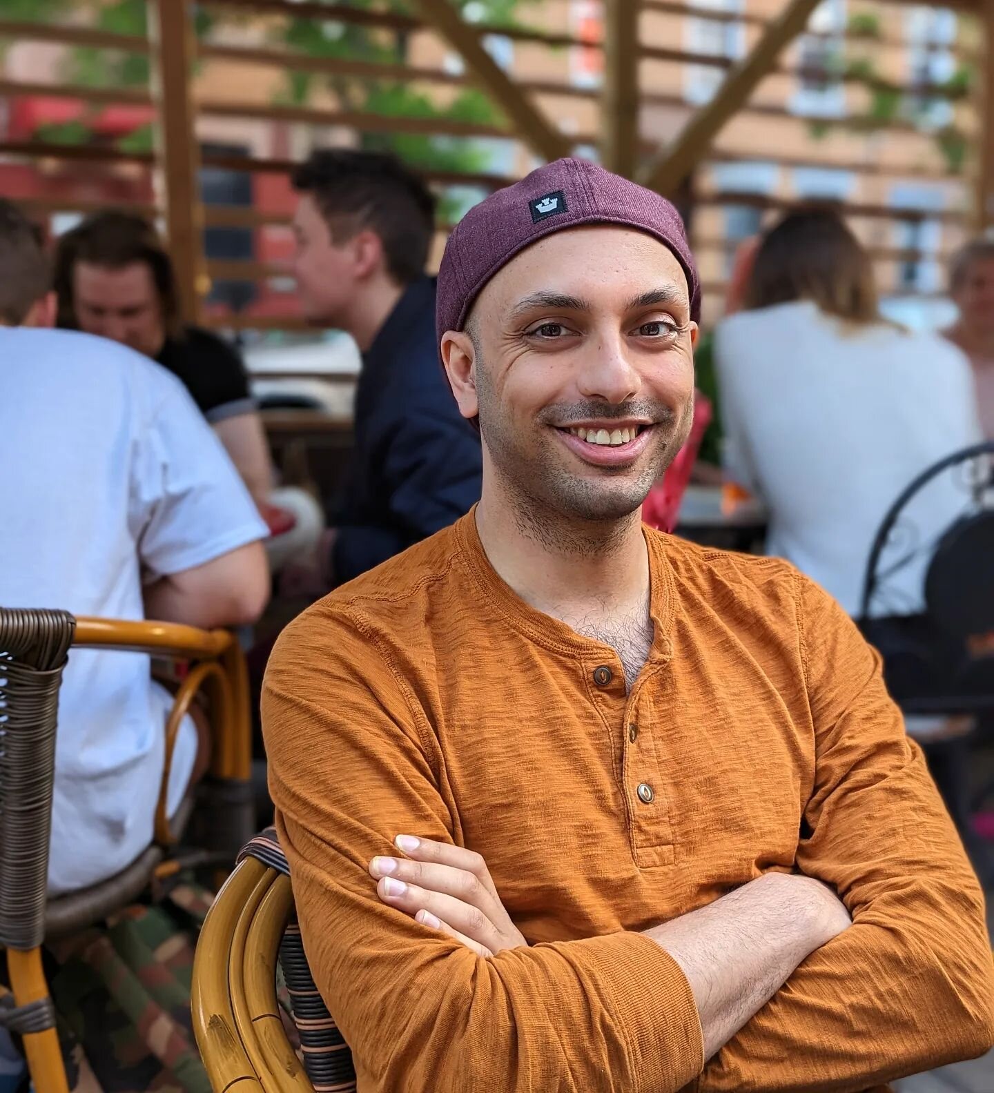 Meet our neighbors!

Say hi to Shreyo! Catch him focusing intensely on chess while sipping on our ginger turmeric tea w/ honey and our rotating KCBC sour beer selection. 

During the day, Shreyo is often browsing our #BookNook selection while caffein