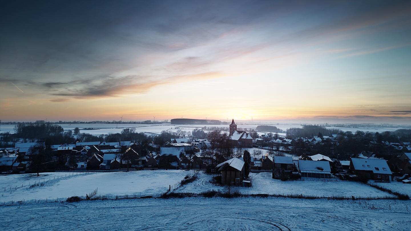 #sunset #winter #wintersunset #coucherdesoleil #soleilhivernal #villagedefrance #avesnois #avesnoistourisme #hdf #hautsdefrance #hautsdefrancetourisme #hdfvuspar #igersvalenciennes #tlvi_59 #drone #dronephotography #mini3pro #dji #villerspol