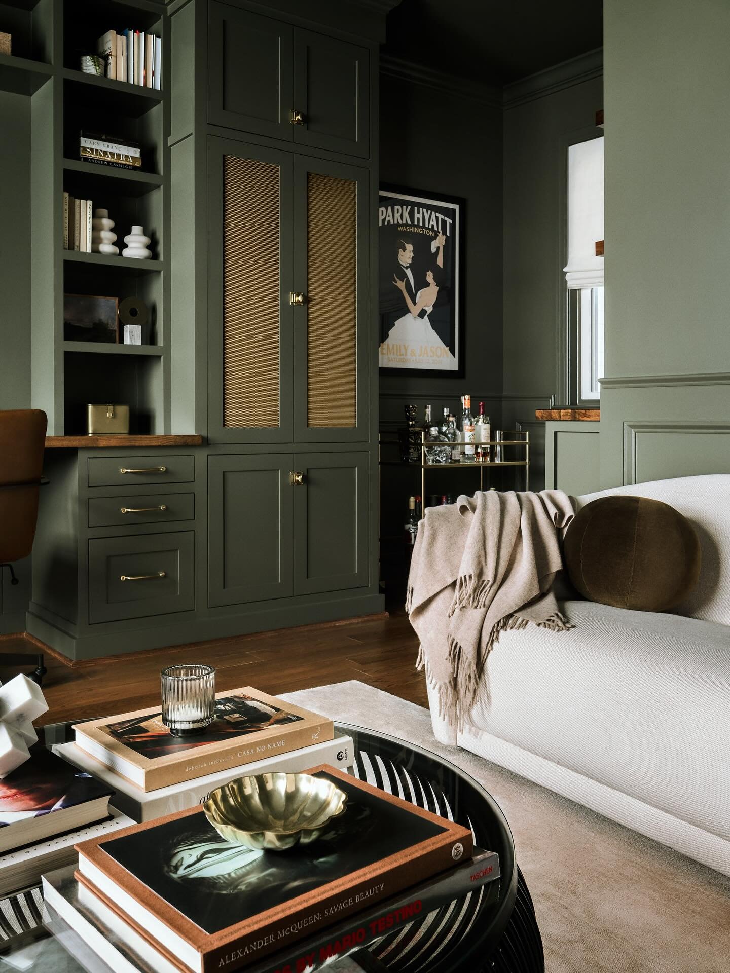 The perfect long weekend recipe: soft blankets, your favorite corner of the sofa, and a little time to just be.

Design: @blacksalthomedesign 
Photography: @peakvisualsus