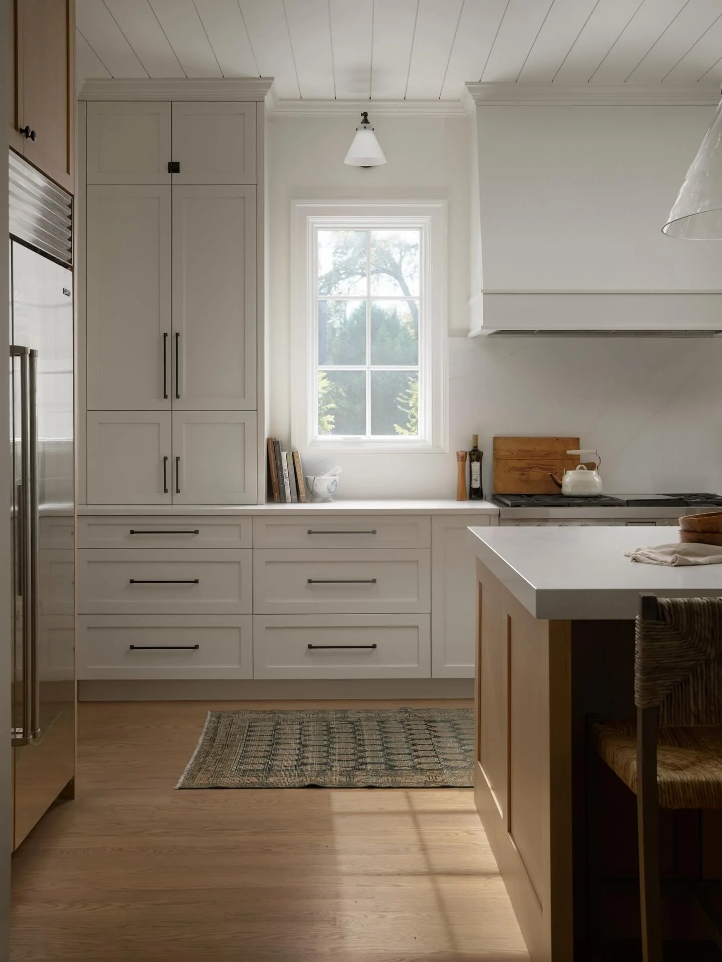 Before &amp; after: such a satisfying kitchen transformation.
We took it from dark and heavy to bright, warm, and timeless&mdash;without losing that classic feel. Now it finally feels like the heart of the home.

#beforeandafter #blacksaltinteriors #