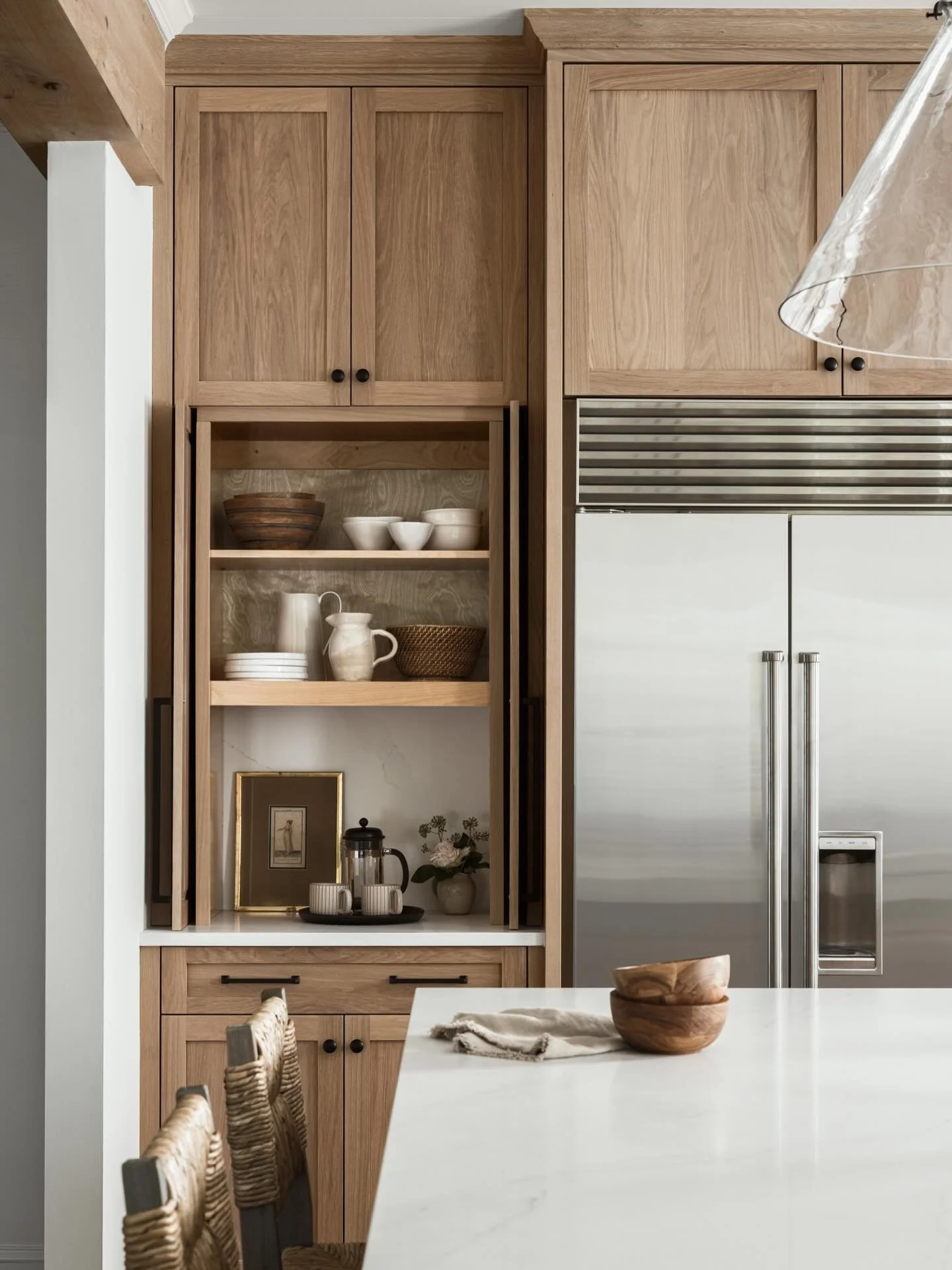 BEFORE + AFTER

For this kitchen renovation we reimagined this coffee + beverage station from the ground up.

What was once heavy and underutilized is now lighter, warmer and built to be used every day.

@blacksaltinteriordesign 
@reveriebuildingco 

