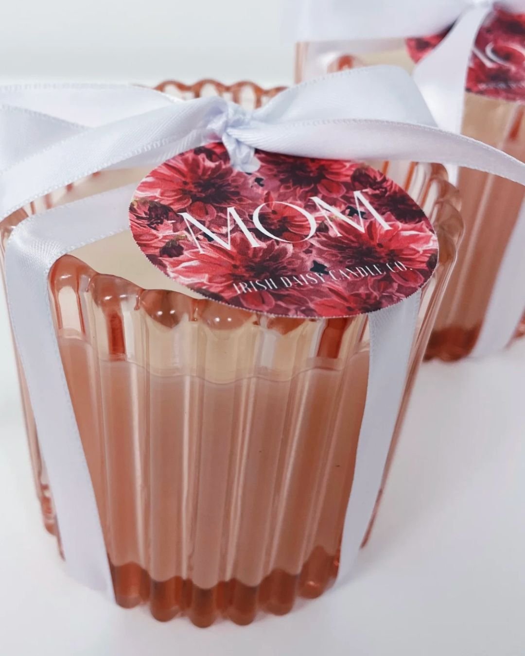 Is shopping for mom at the Spring Market a good idea? Heck yes! 

You'll find perfect gifts just like this thoughtful candle from @irishdaisycandleco_ 🕯We can't wait to check out their new Spring collection that includes scents like Lemon Tree, Lila