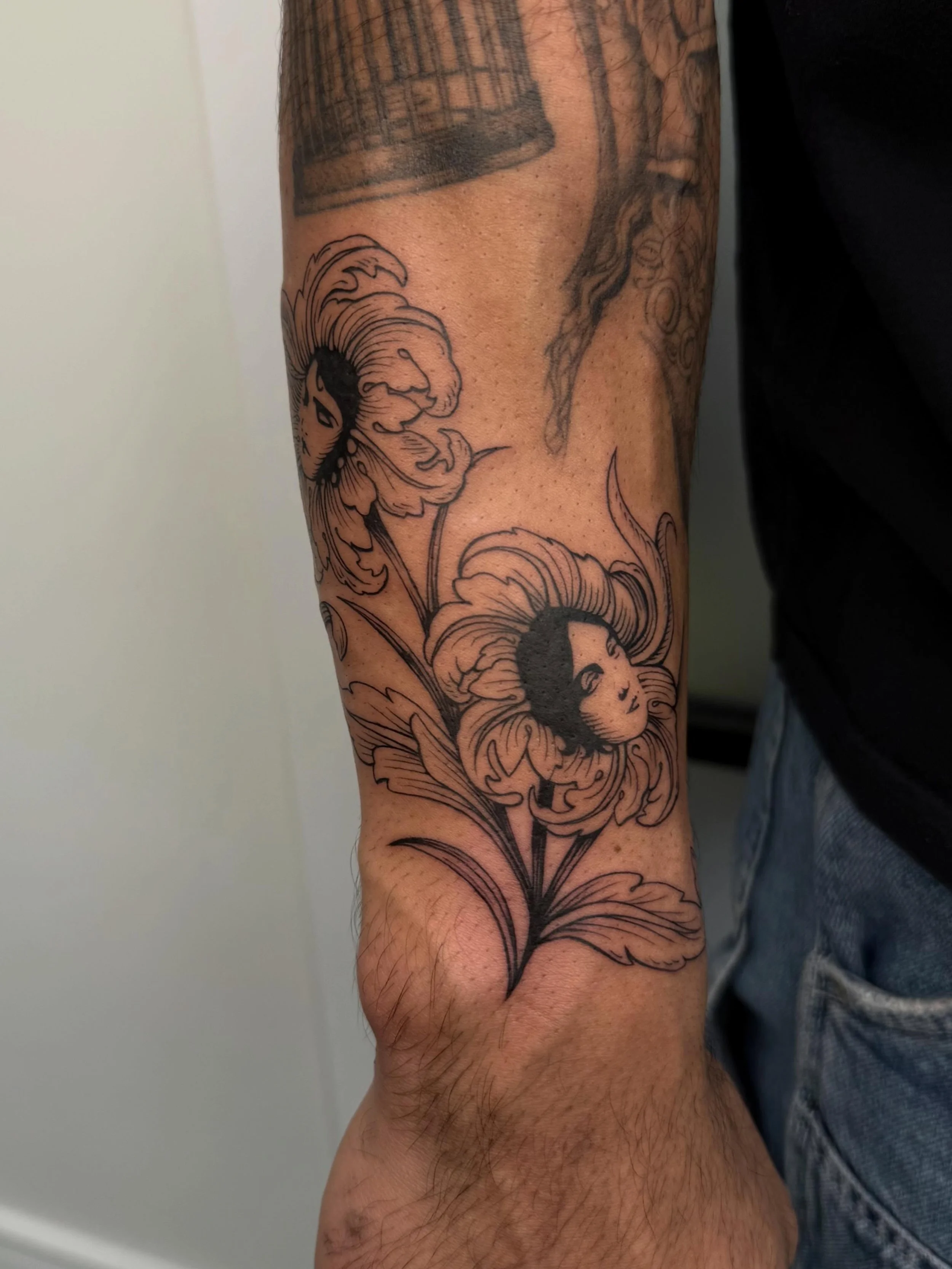 did someone say flowers?💐 here&rsquo;s a bunch of floral pieces I&rsquo;ve done in loads of different styles! If you want to book something floral, go to the link in my bio and fill out my form!✨

#floraltattoos #flowertattoos #womenstattoos #tattoo