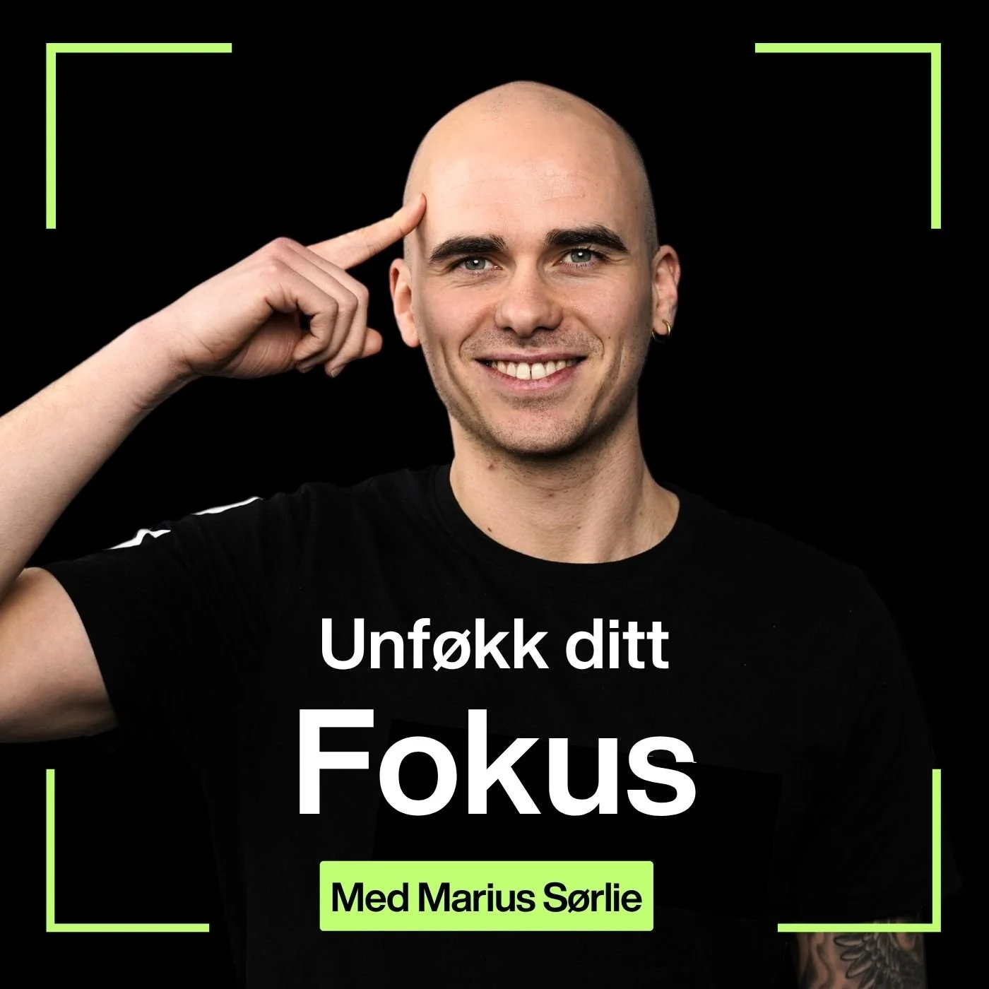 Bilde av Marius Sørlie som smiler, med teksten "Unngkk ditt Fokus med Marius Sørlie" på svart bakgrunn, dekorert med grønne linjer i hjørnene.