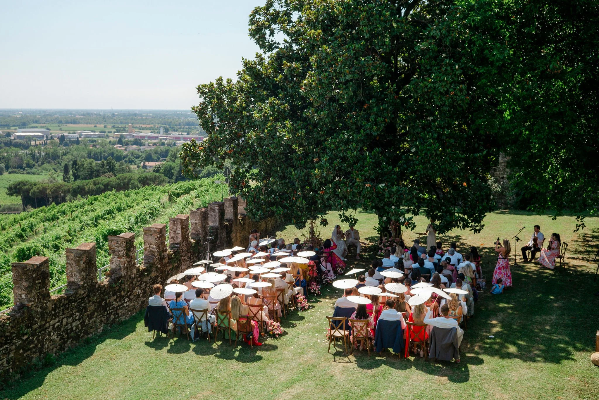 Die Hochzeitssängerin Deborah Posadas tritt während der Zeremonie bei einer Hochzeit in einer italienischen Villa im Castello di Buttrio auf.