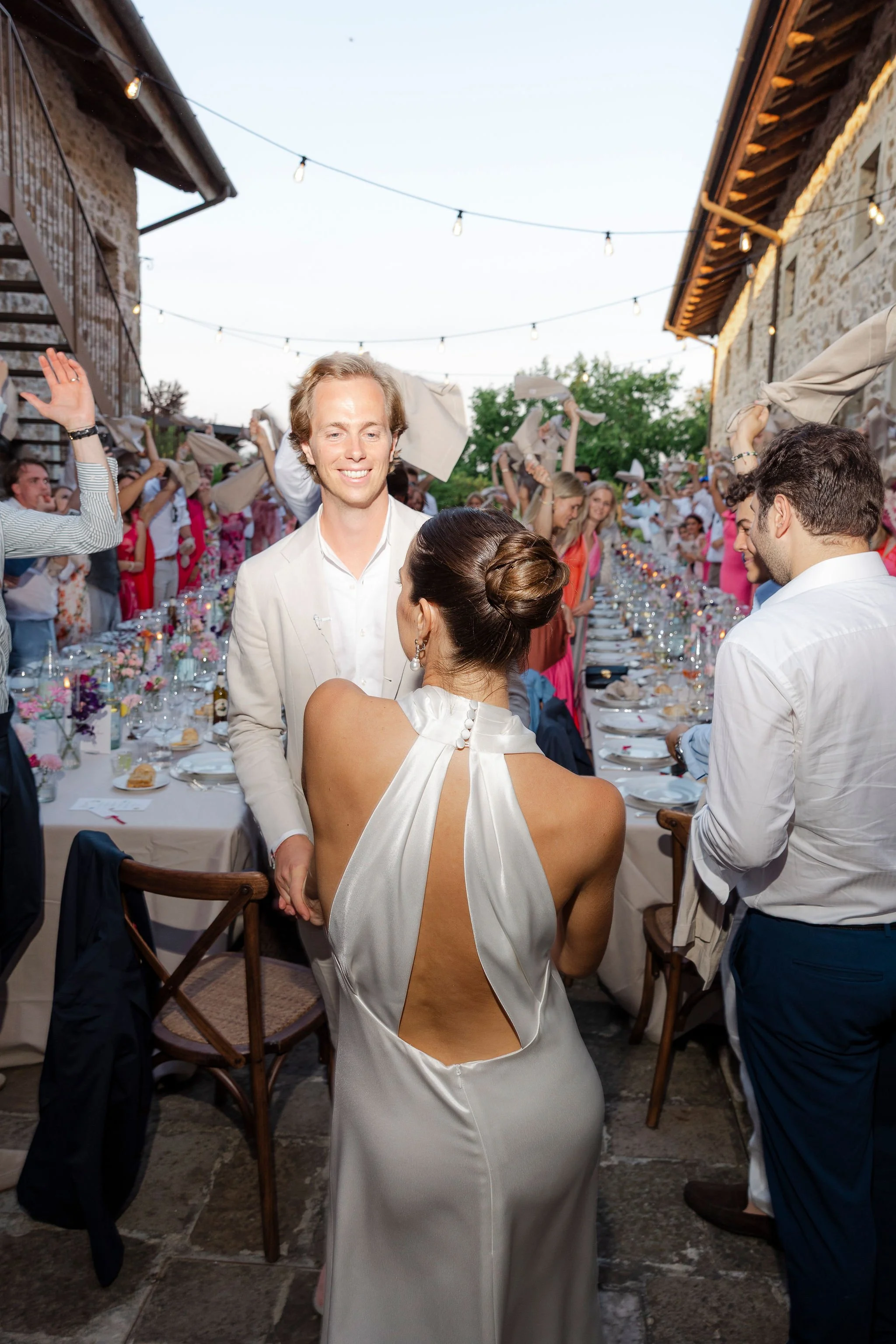 Abendessen im Innenhof des Castello di Buttrio mit Live-Hochzeitsmusik