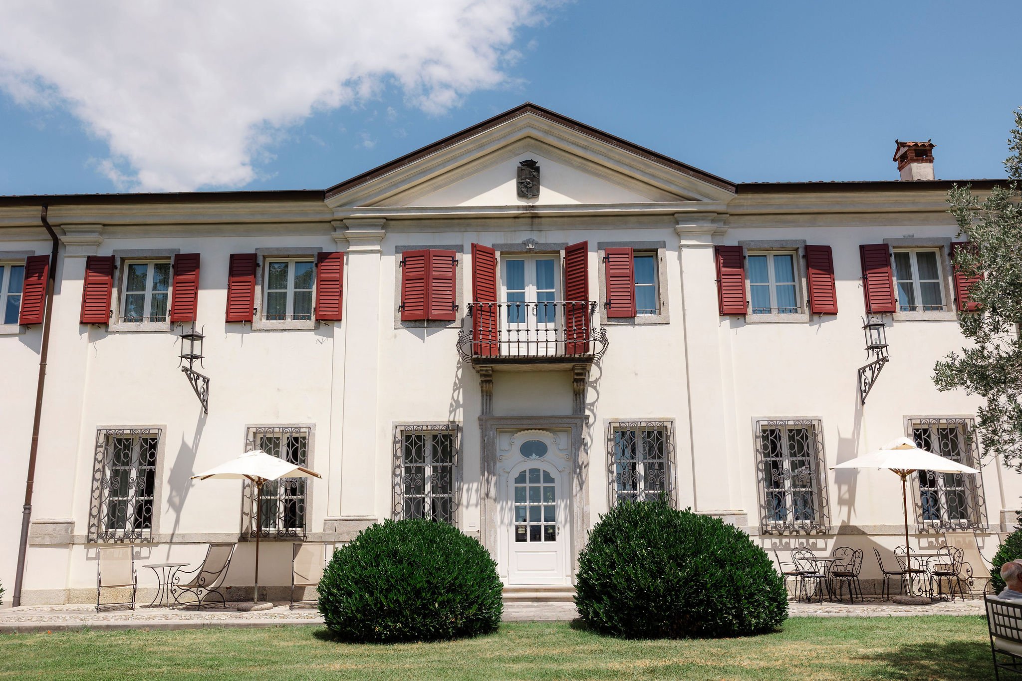 Cocktailstunde im Innenhof des Castello di Buttrio mit Live-Hochzeitsmusik