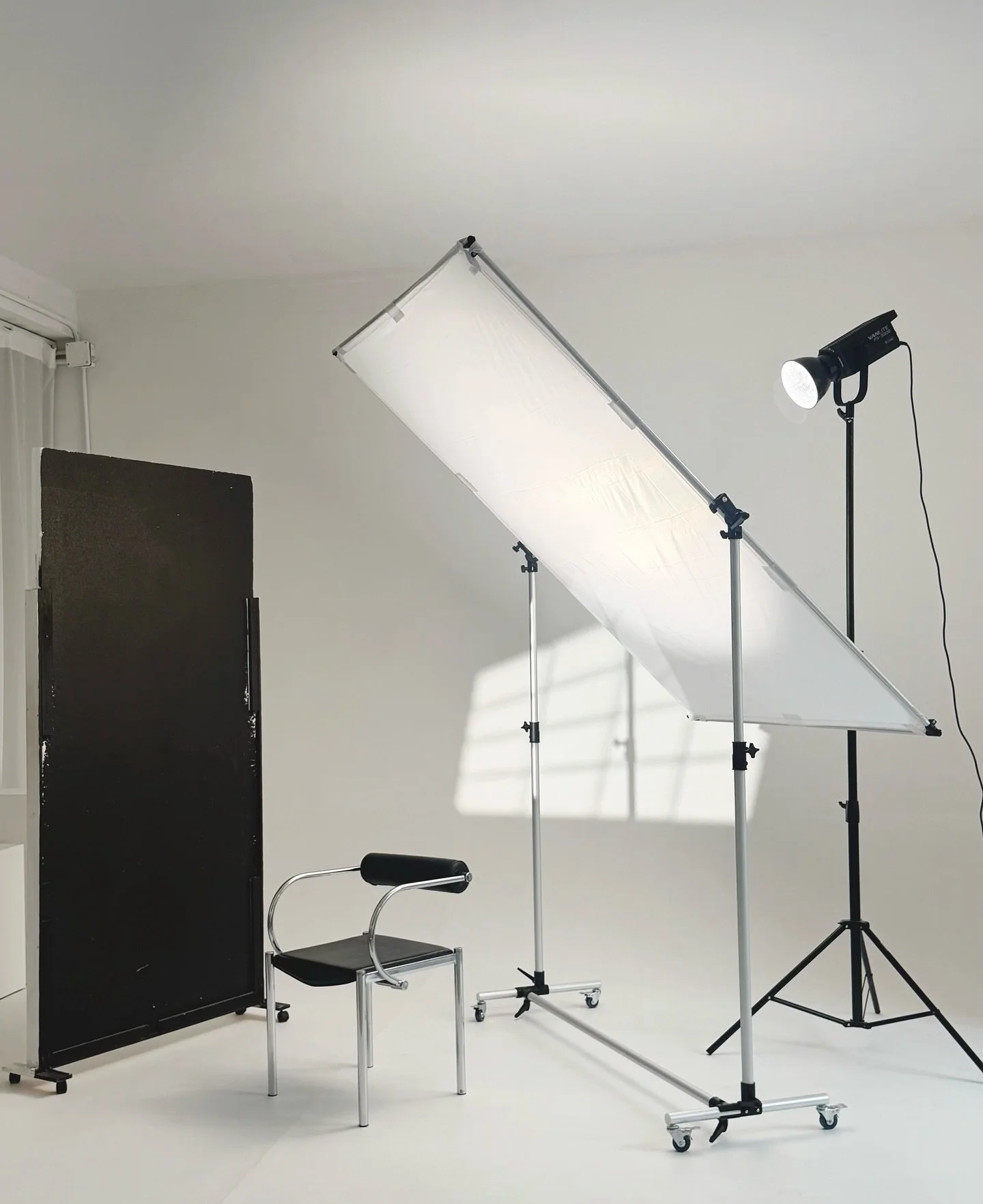 New equipment at the studio, a 150 &times; 200 cm skylight now available ⚡️

Perfect for shaping softer, more directional light and creating natural daylight effects with more depth, contrast, and texture.
Use it to bring a more editorial, cinematic,