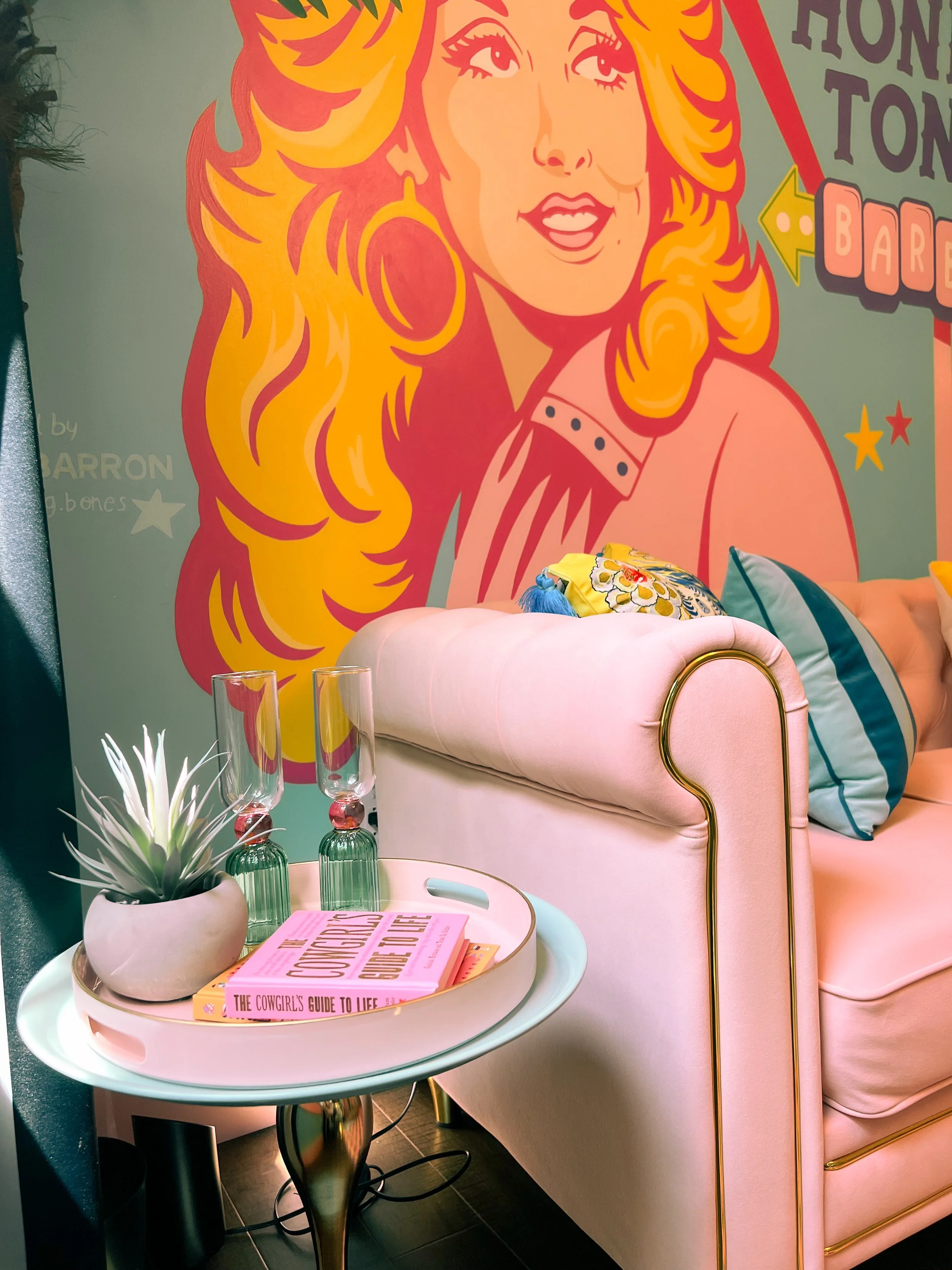 nashville-mural-acacia-barron-humming-bones-stduio-dolly-parton.jpg